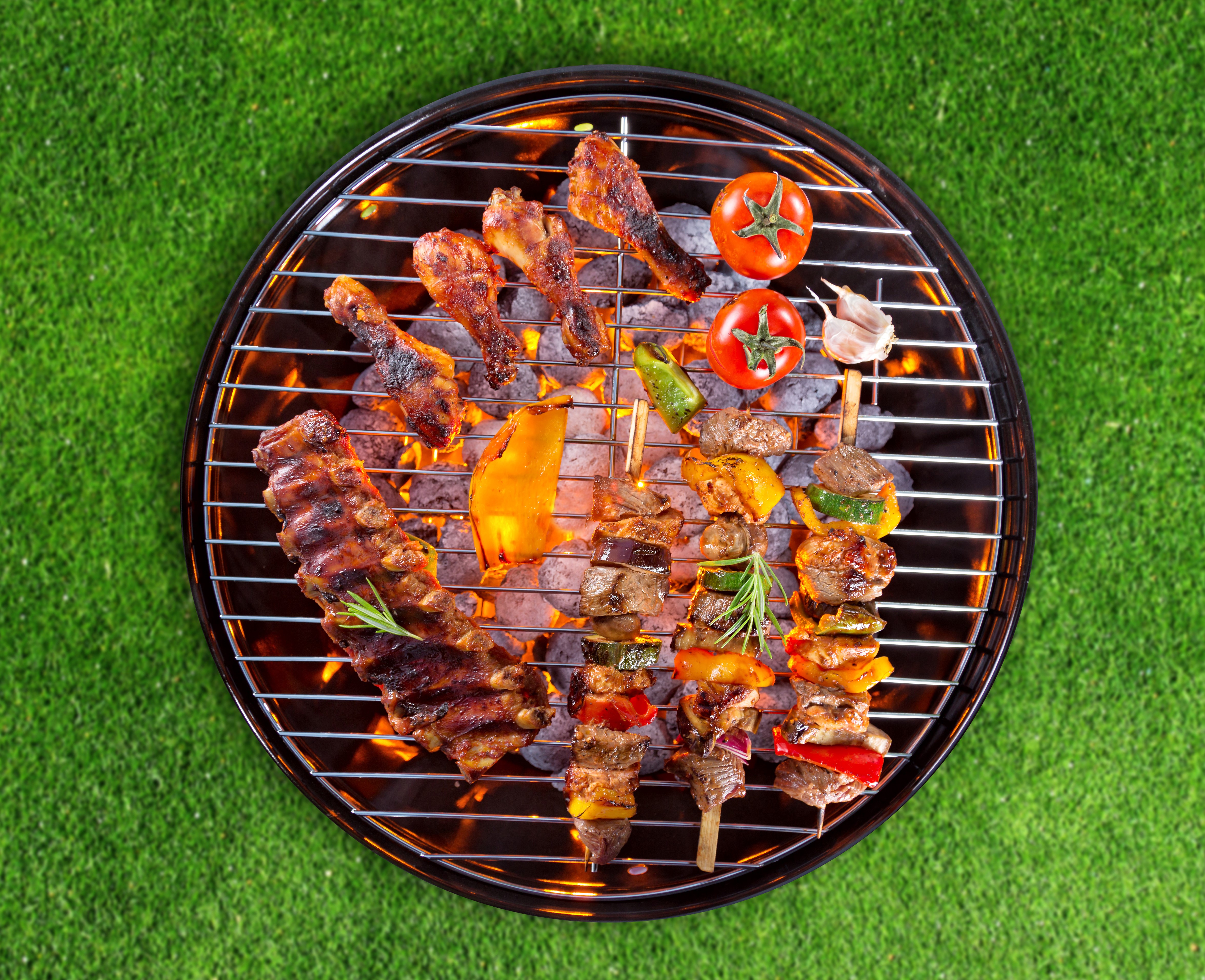 Barbecue grill with meat and vegetables HD Wallpaper