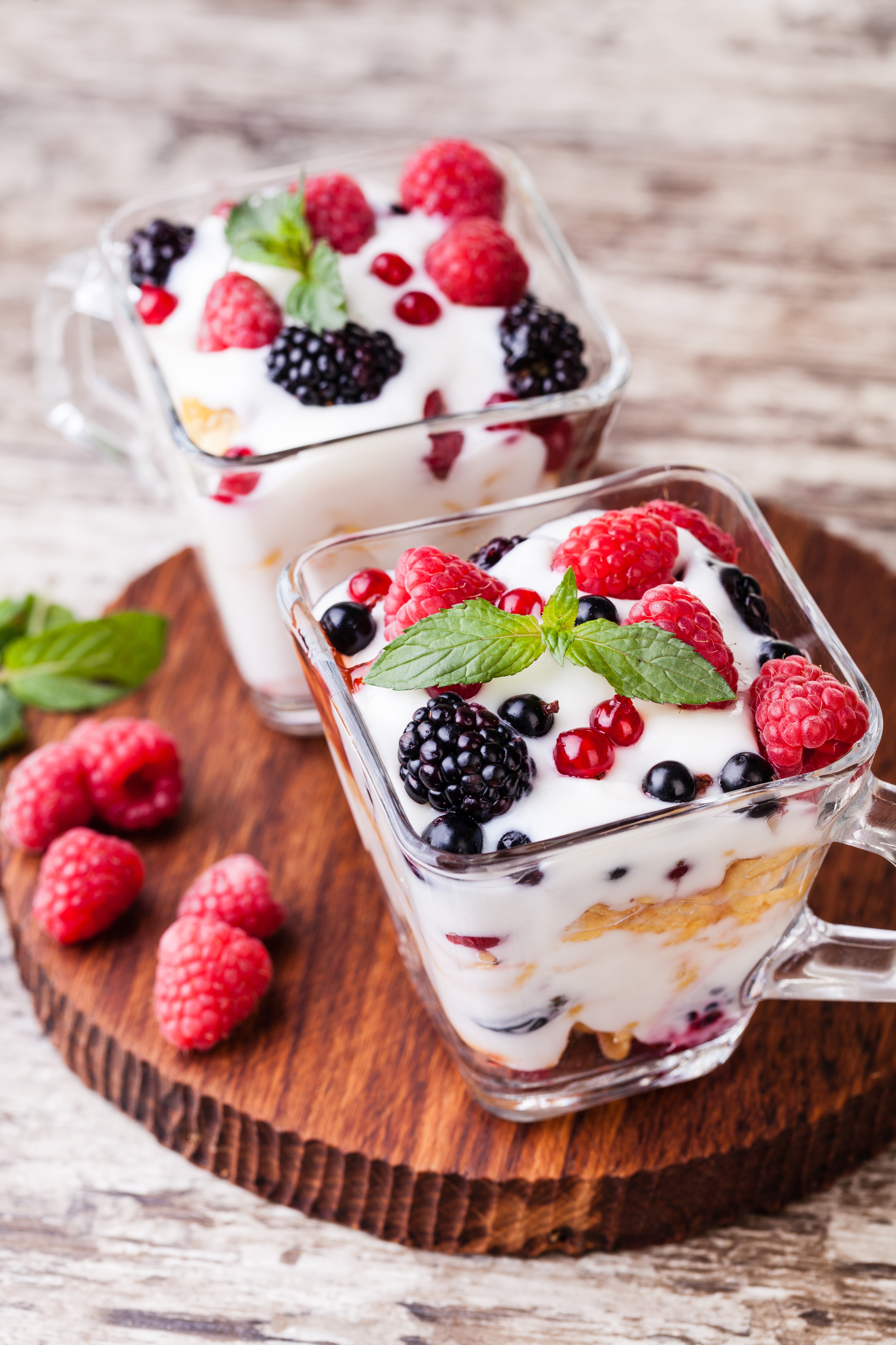 Yogurt parfaits with berries and mint HD Phone Wallpaper
