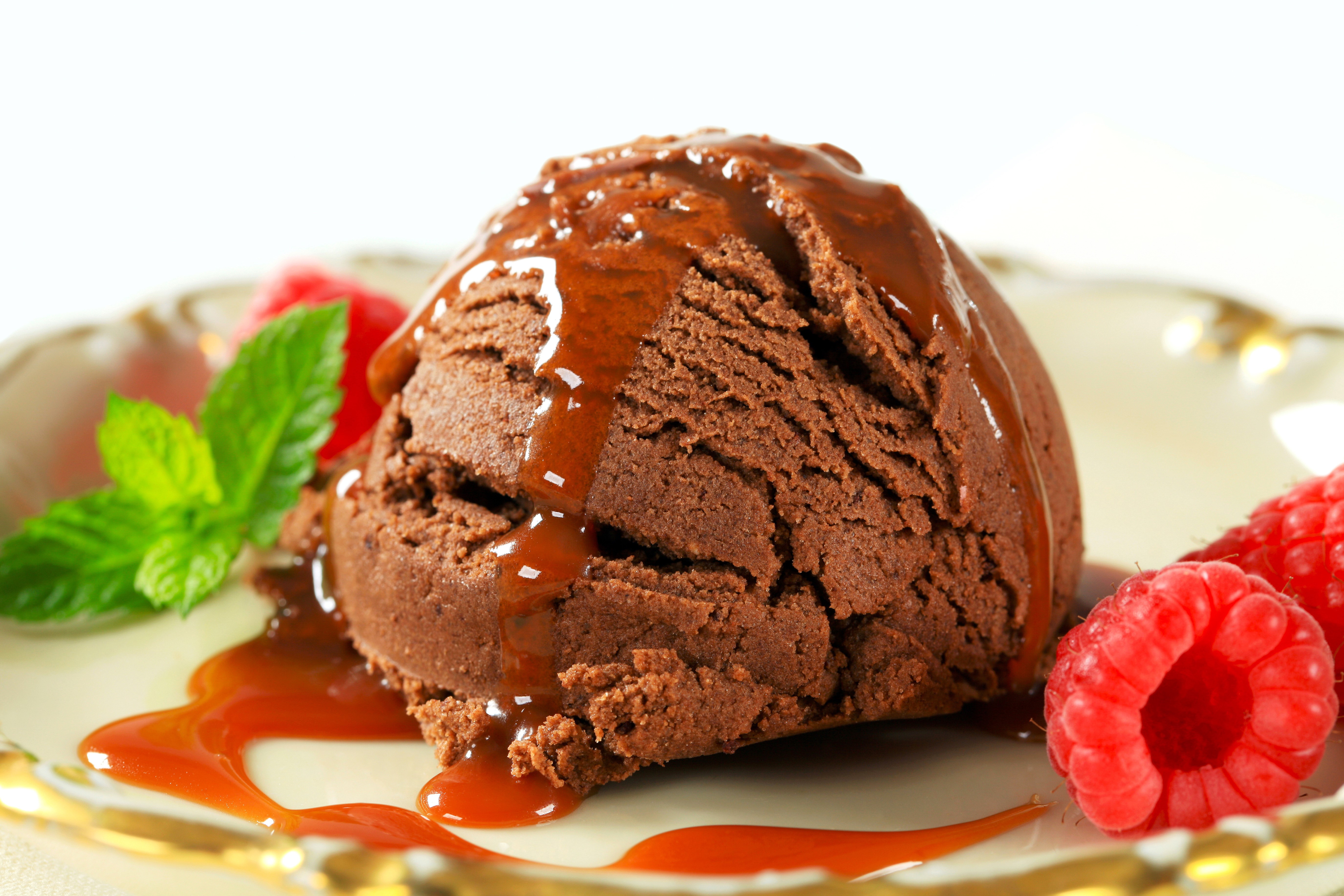 Chocolate ice cream with raspberries and caramel sauce HD Wallpaper