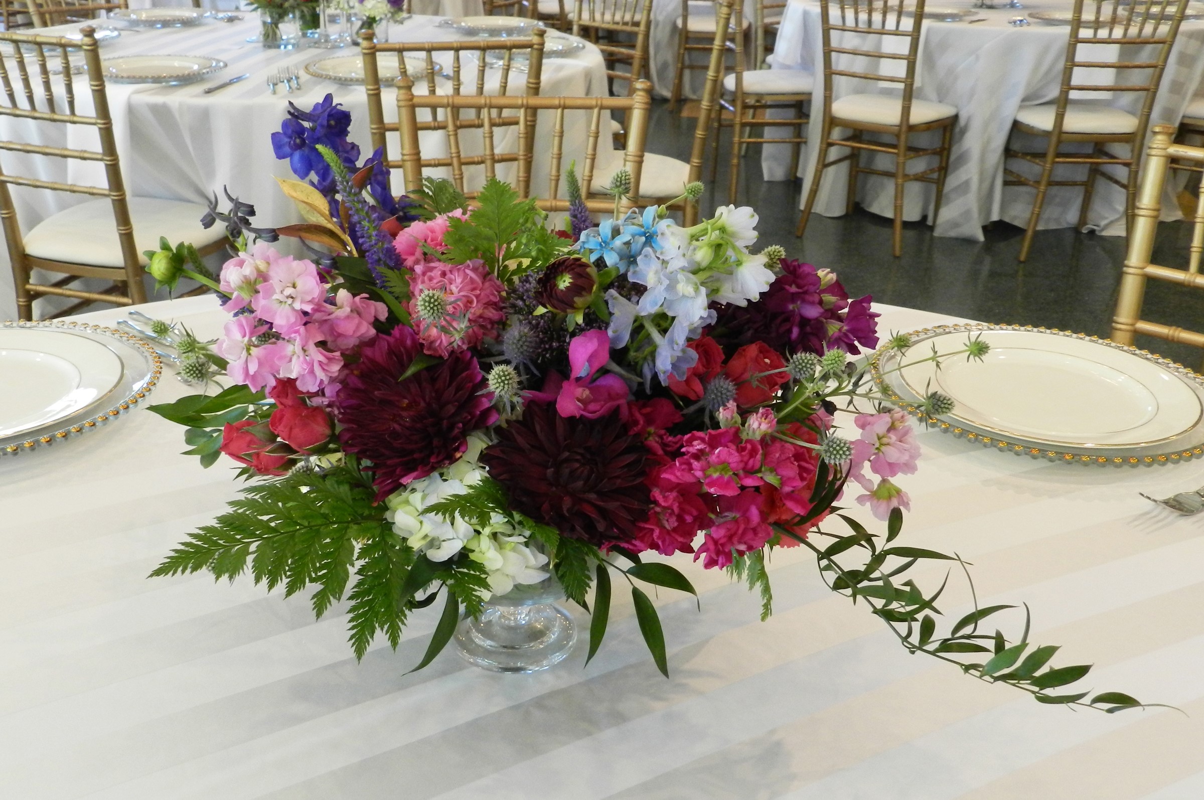 Floral arrangement with dahlias and matthiola HD Wallpaper