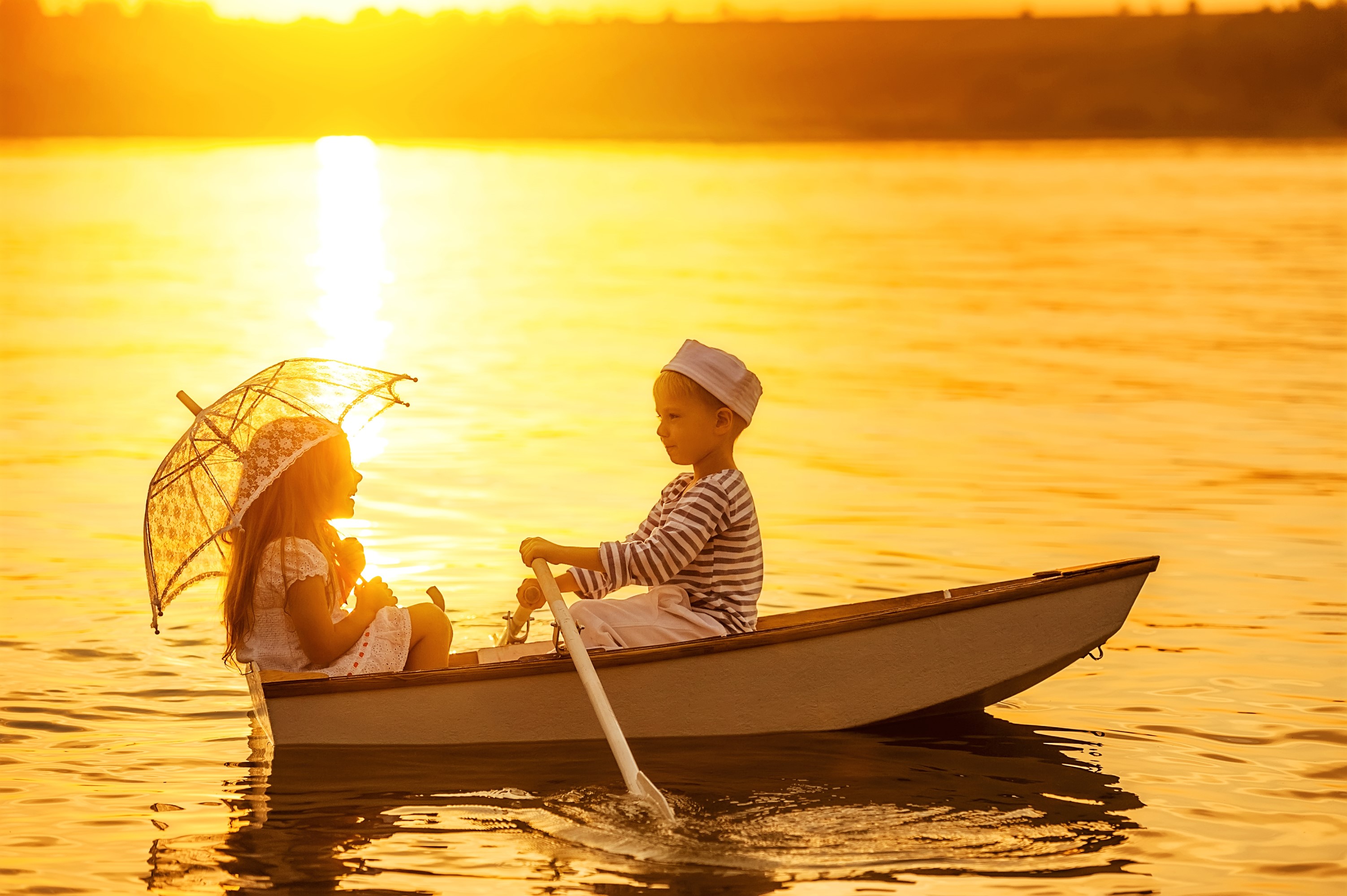 Children in a boat at sunset HD Wallpaper