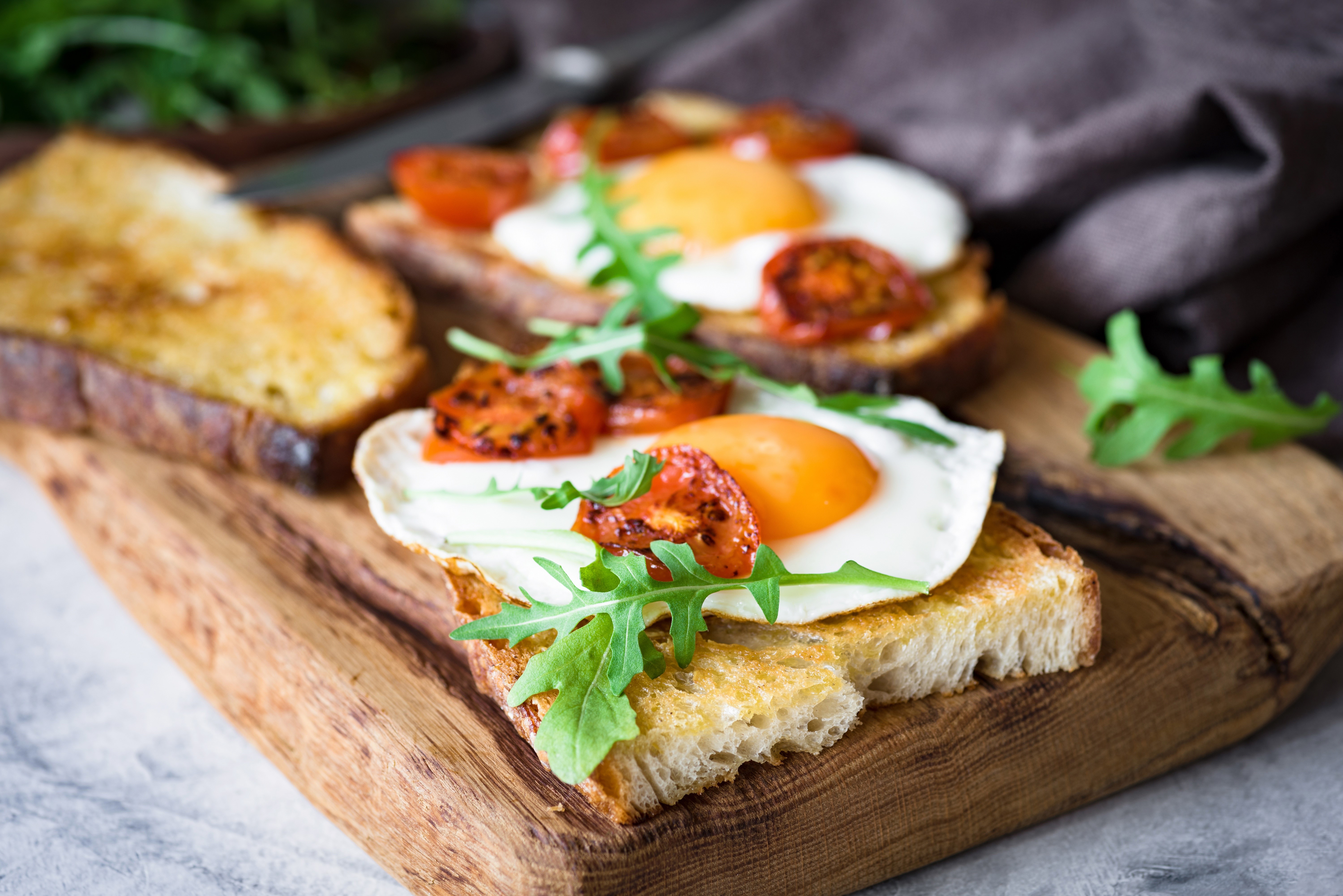 Fried egg on toast with tomatoes and arugula HD Wallpaper