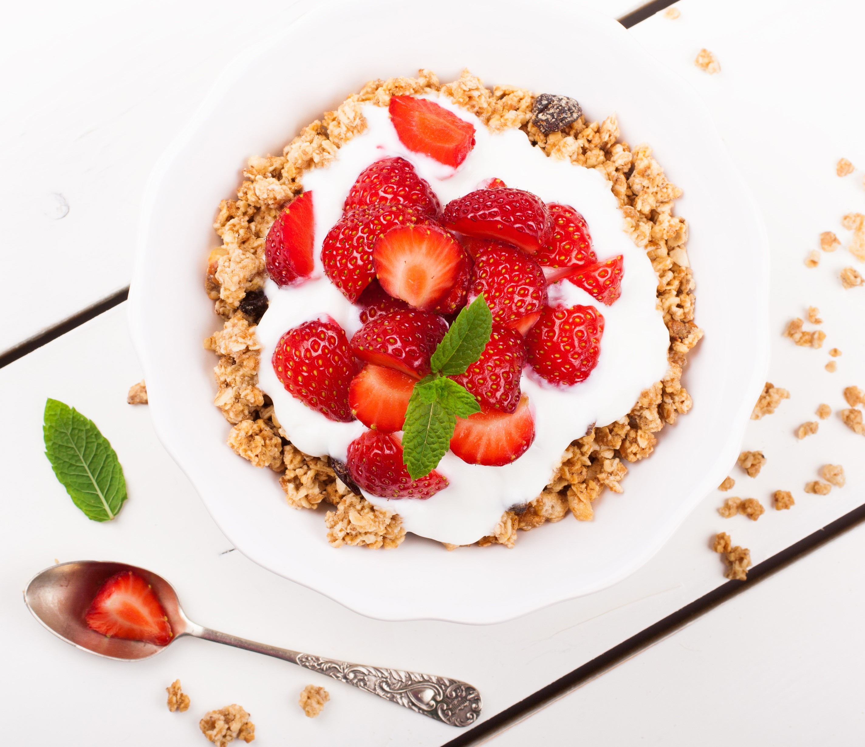 Muesli with strawberries and yogurt in a bowl HD Wallpaper