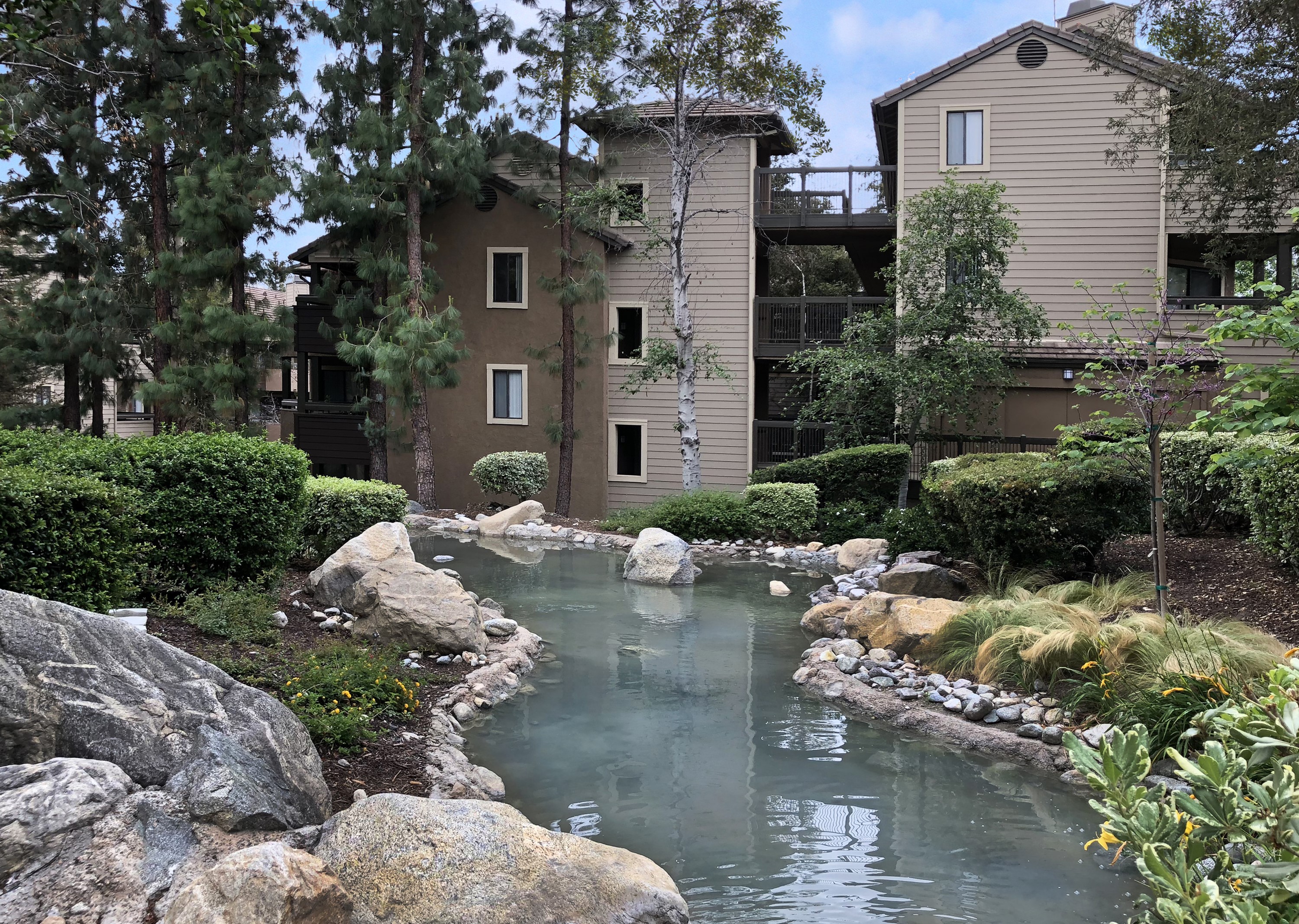 Apartment buildings with a pond and landscaping in Rancho Cucamonga, California HD Wallpaper