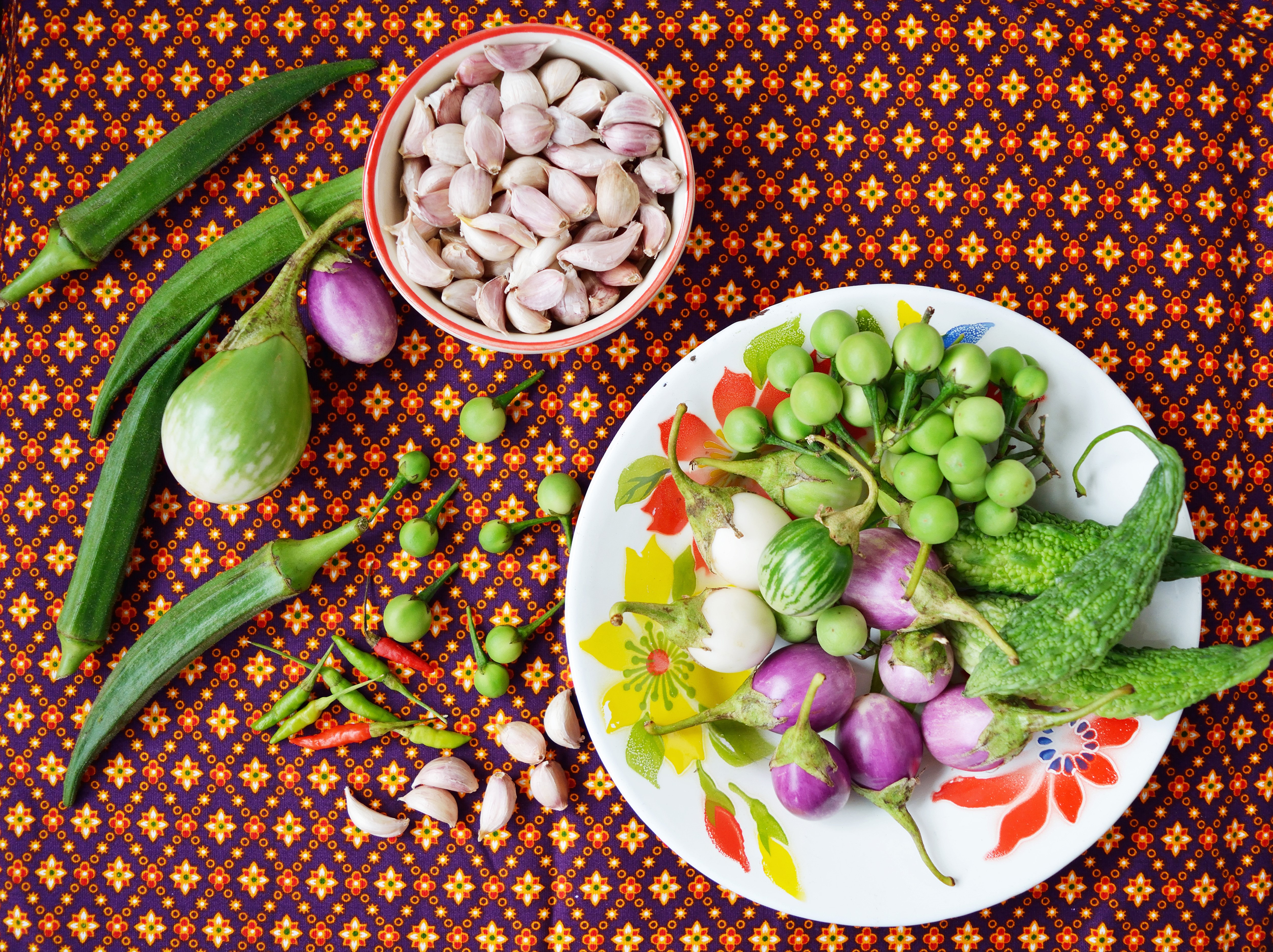 Vegetables and garlic on a patterned cloth HD Wallpaper