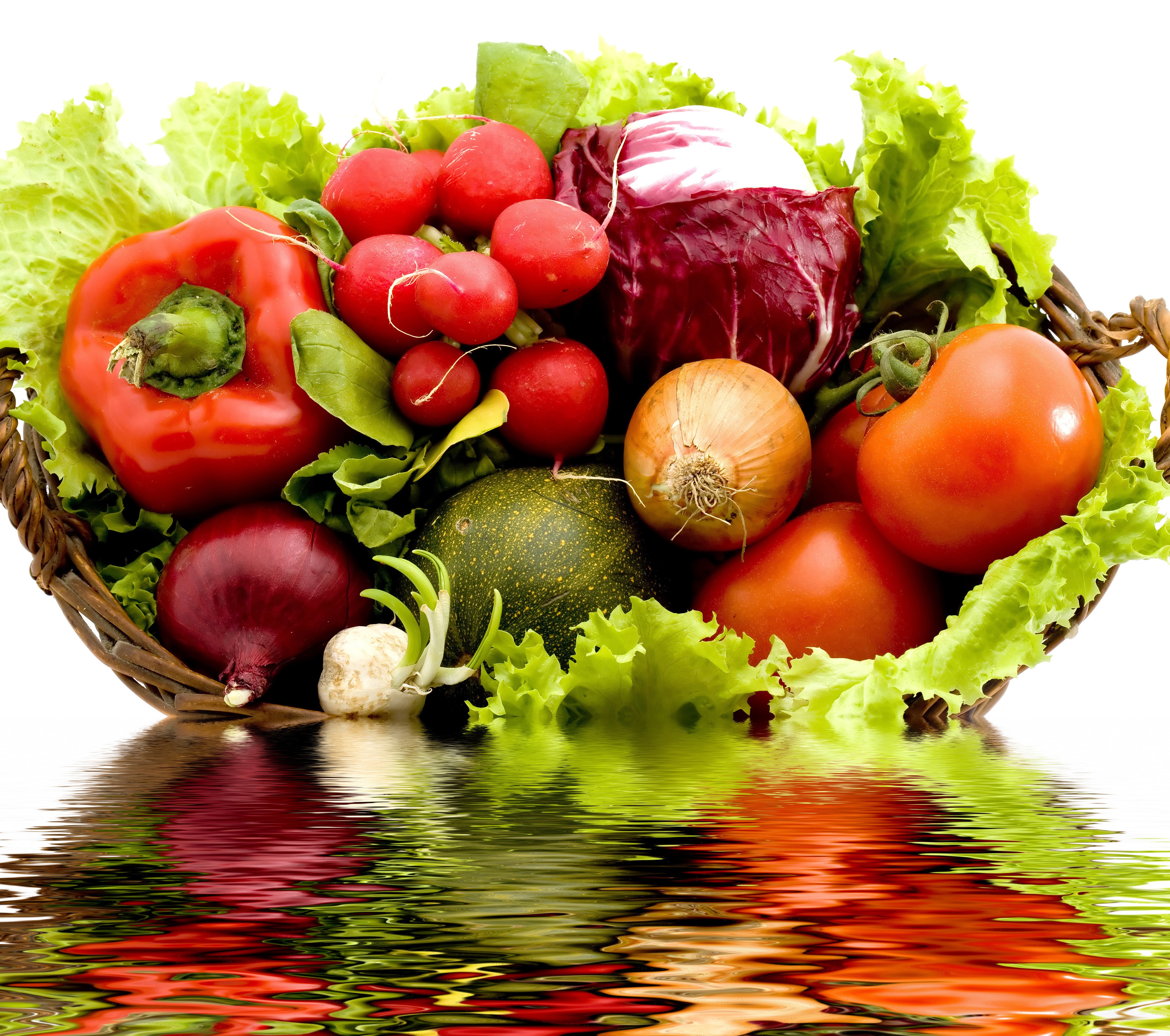 4K Vegetables in a Basket with Water Reflection HD Wallpaper