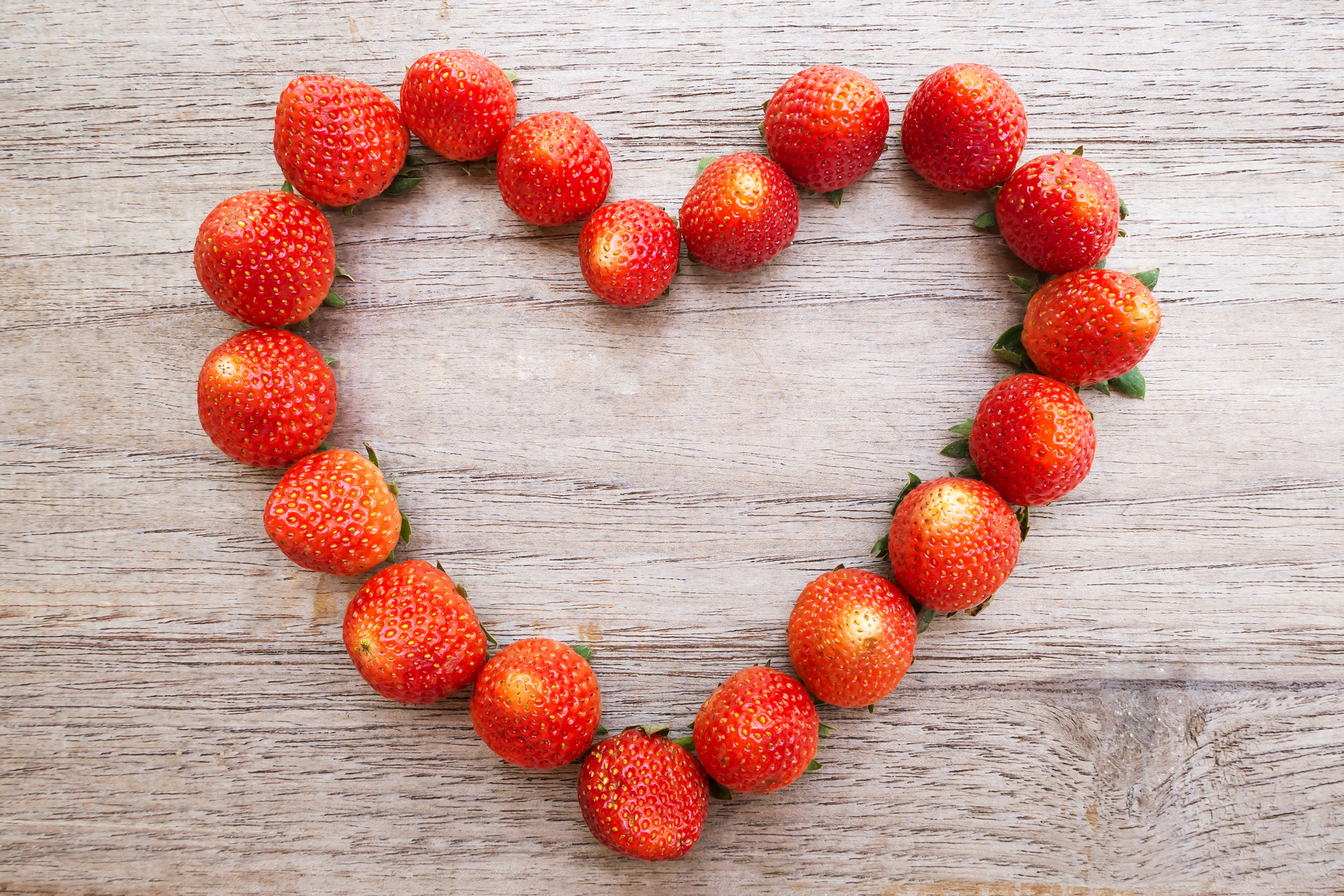 Strawberries arranged in a heart shape HD Wallpaper