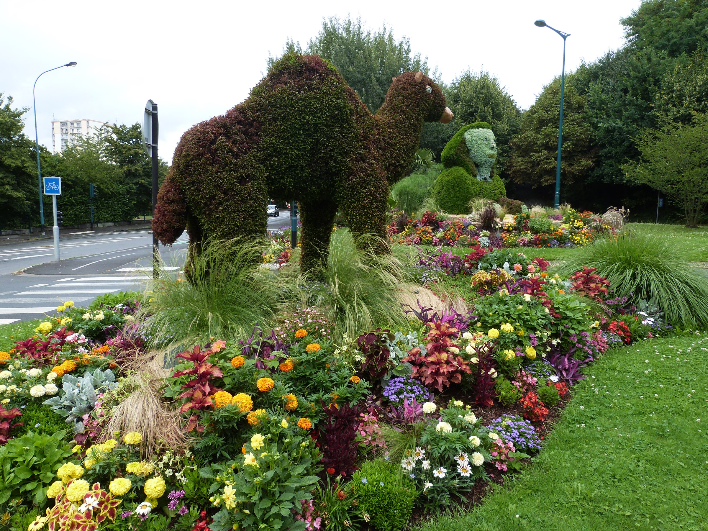 Topiary camel and human sculpture in Massy, France HD Wallpaper