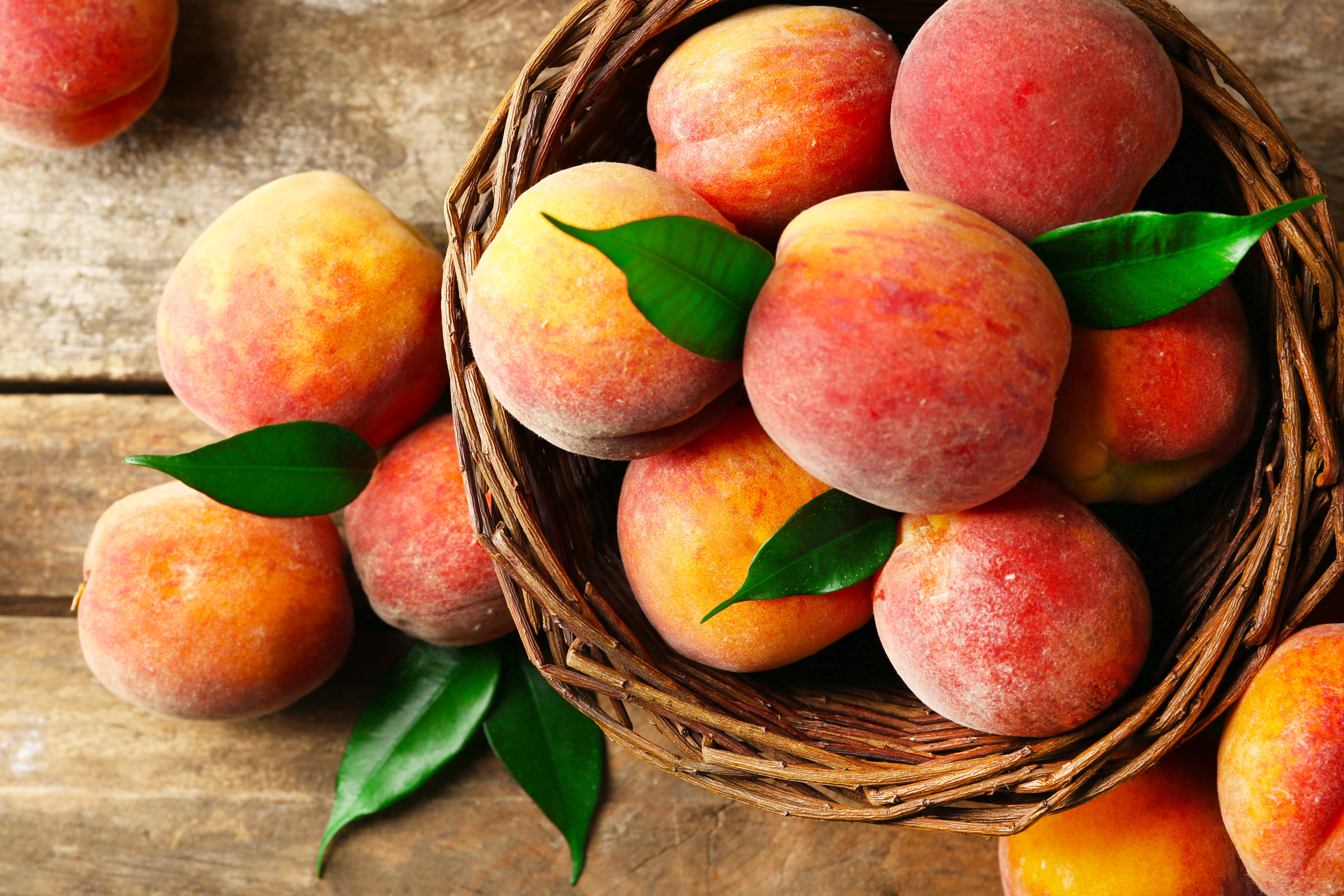 Peaches in a basket HD Wallpaper