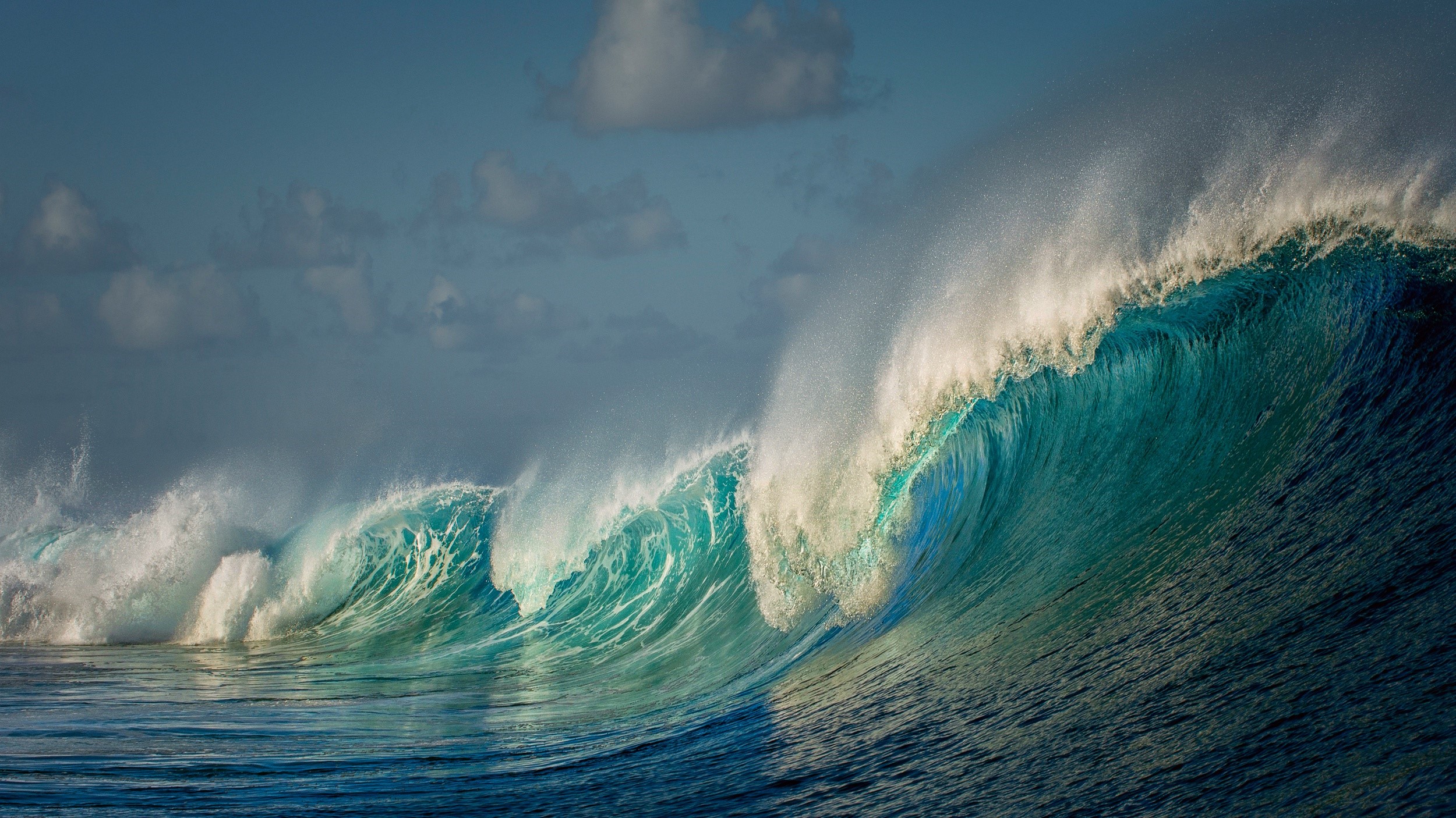Powerful ocean waves crashing under a cloudy sky HD Wallpaper
