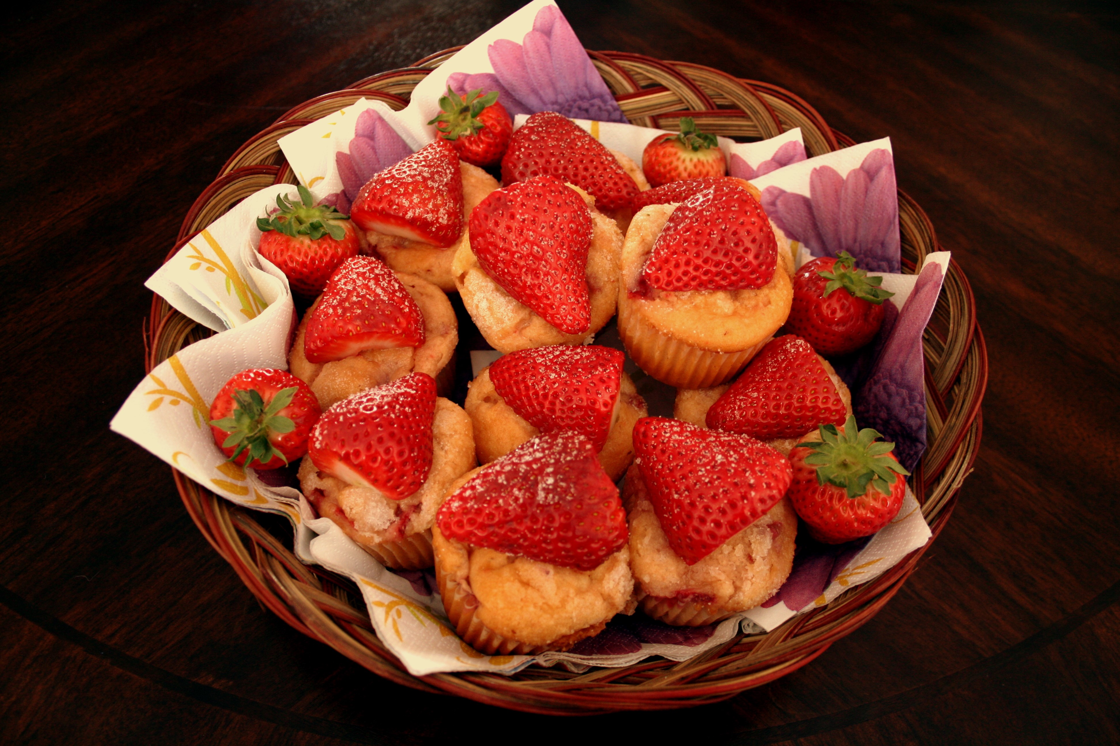 Muffins with strawberries in a wicker basket HD Wallpaper