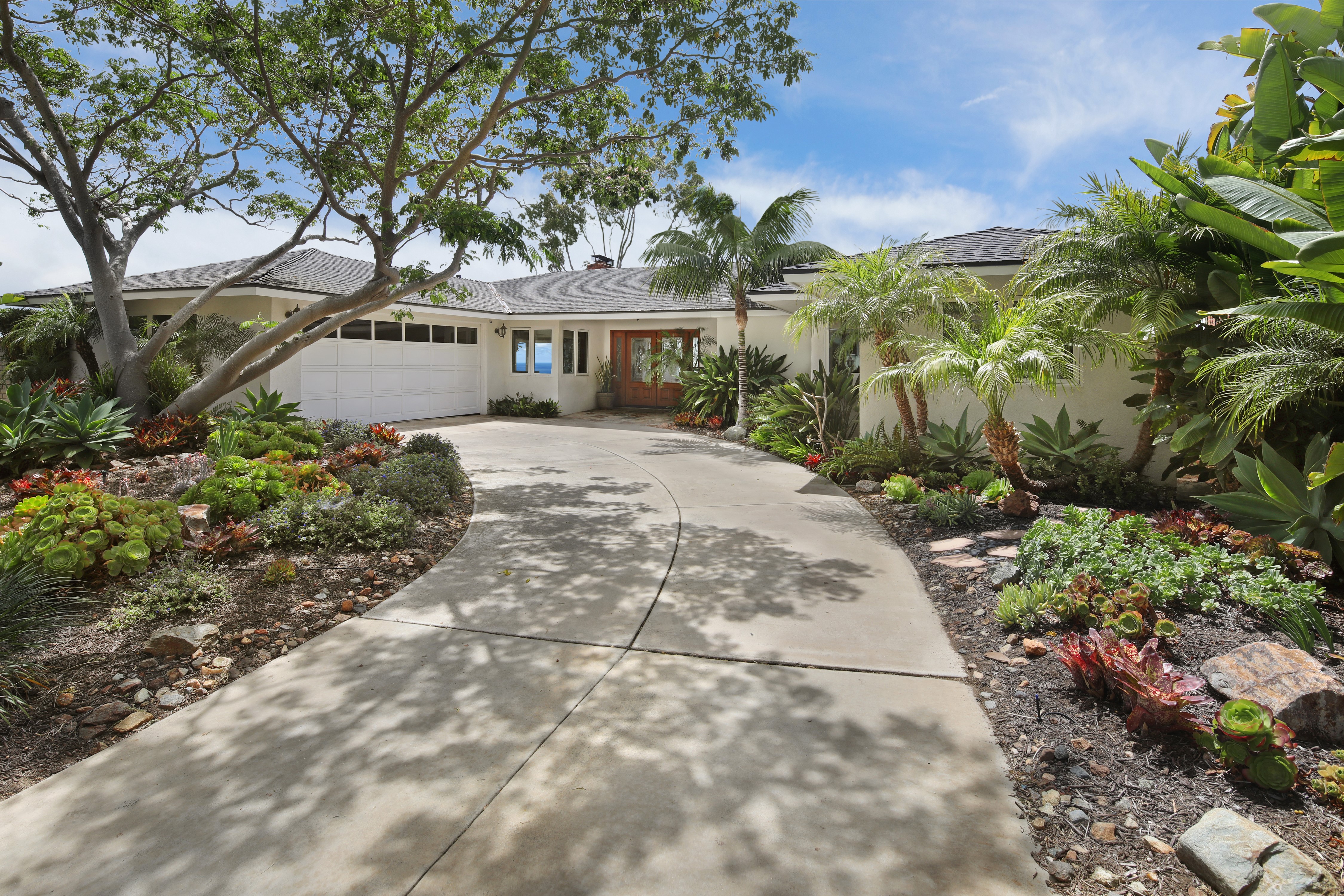 House with driveway and landscaping in Laguna Beach, USA HD Wallpaper