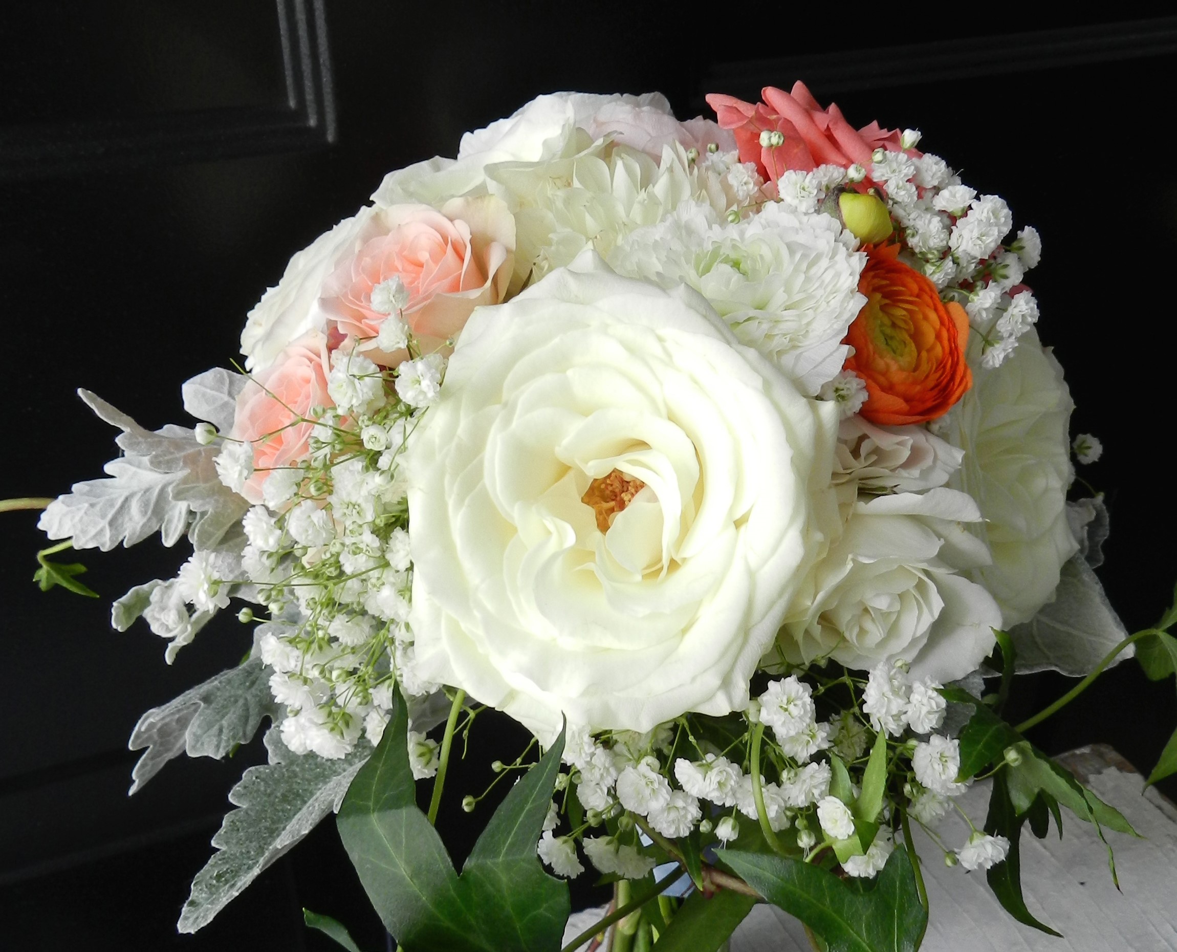 White and peach rose bouquet with baby's breath HD Wallpaper