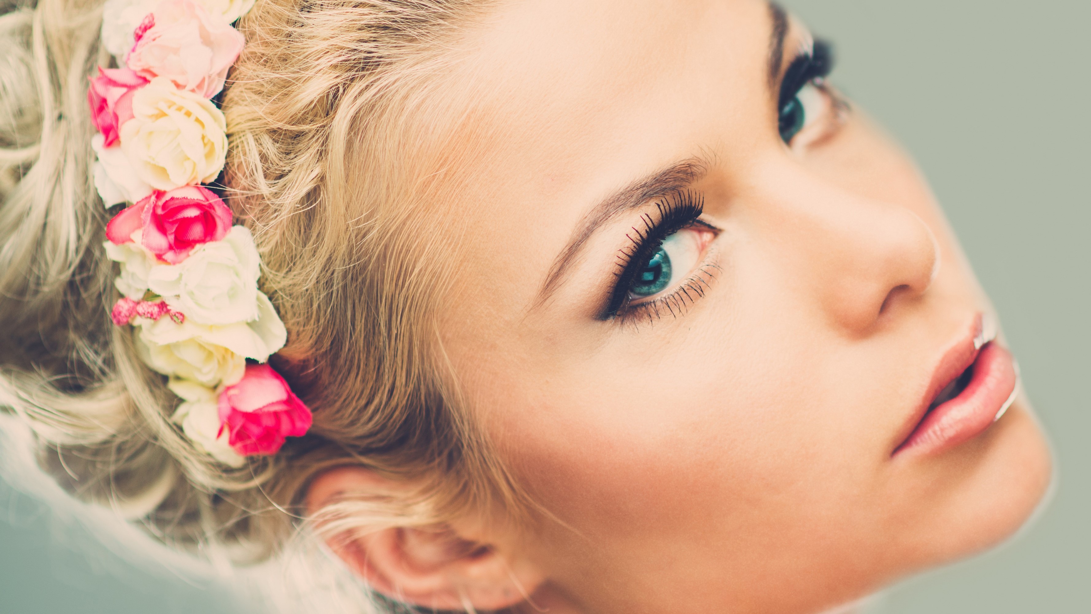 Blonde woman with flower crown looking to the side HD Wallpaper