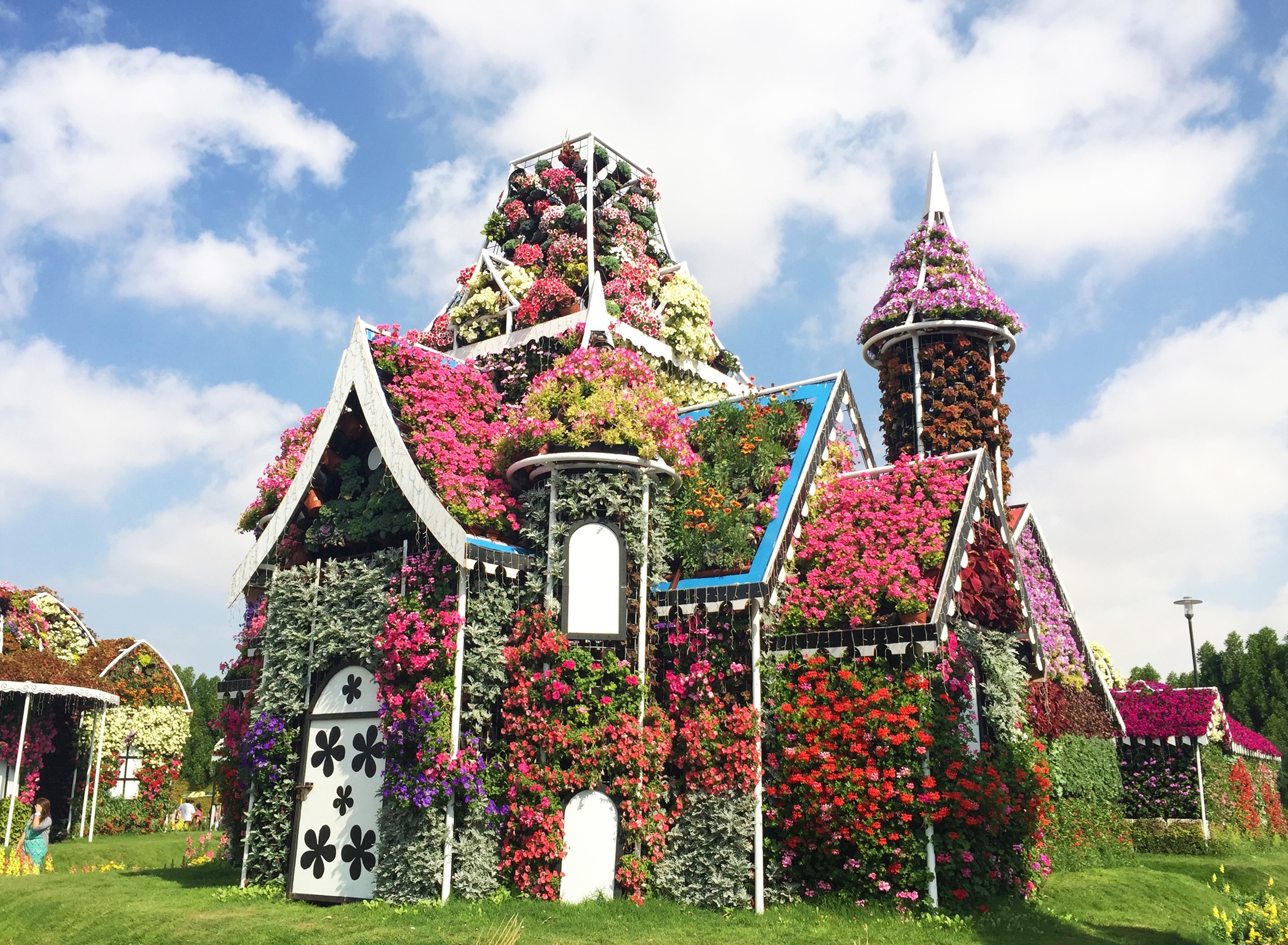 Flower-covered houses in Miracle Garden, Dubai HD Wallpaper