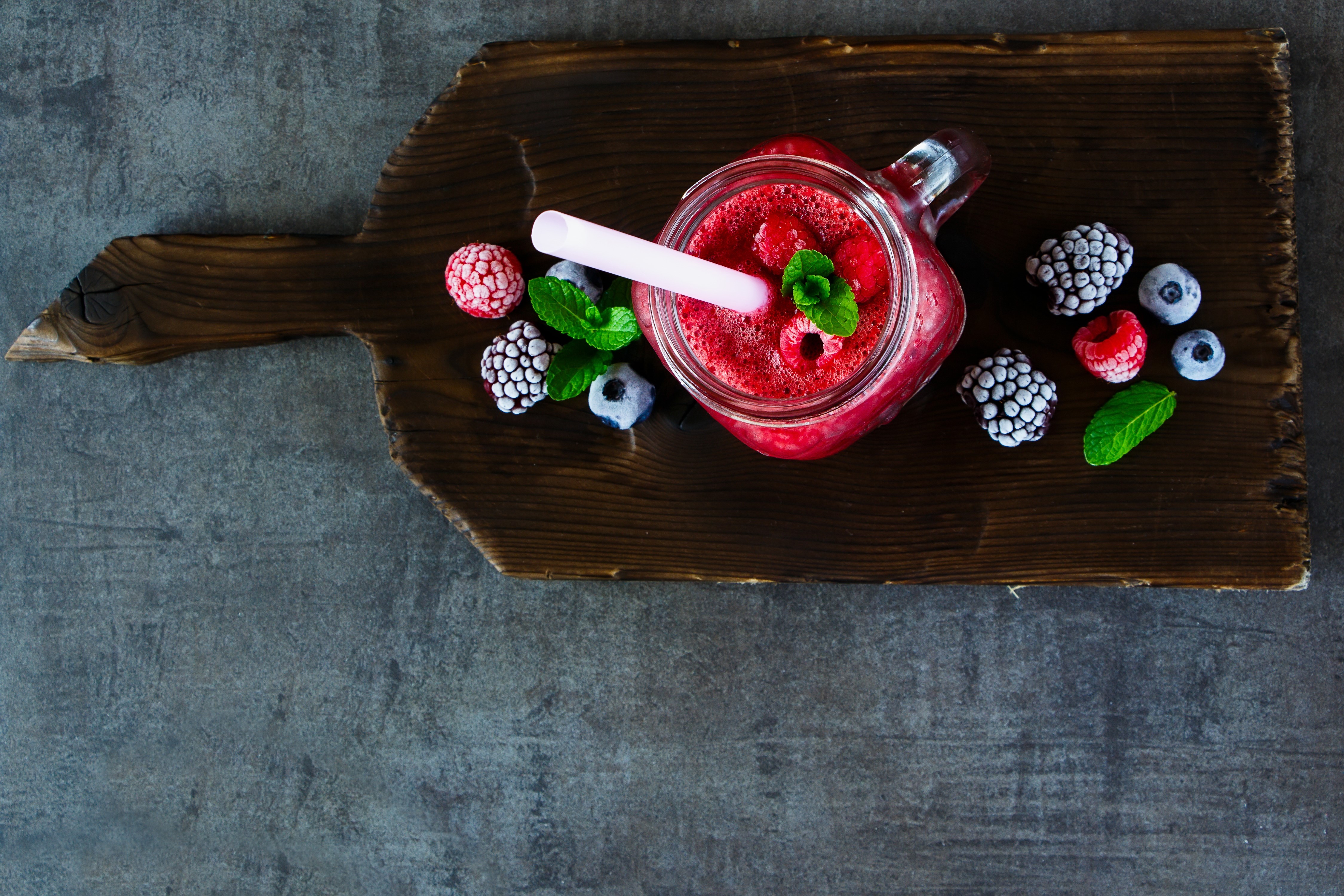 Berry smoothie in a mug with berries on a cutting board HD Wallpaper