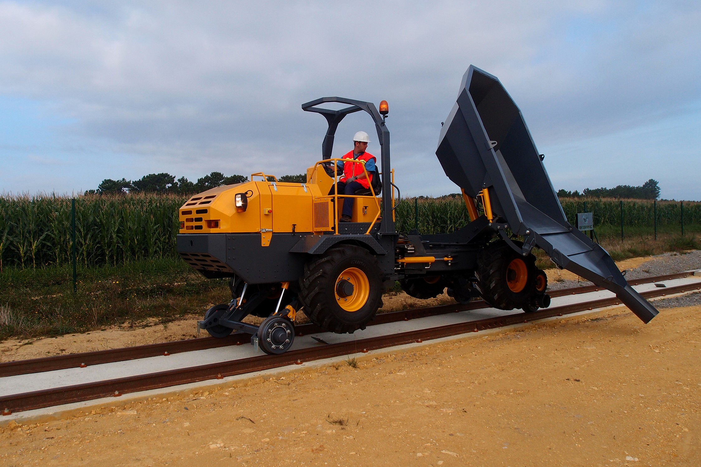 Uromac Lacertis 9.0 rail dumper truck on tracks HD Wallpaper