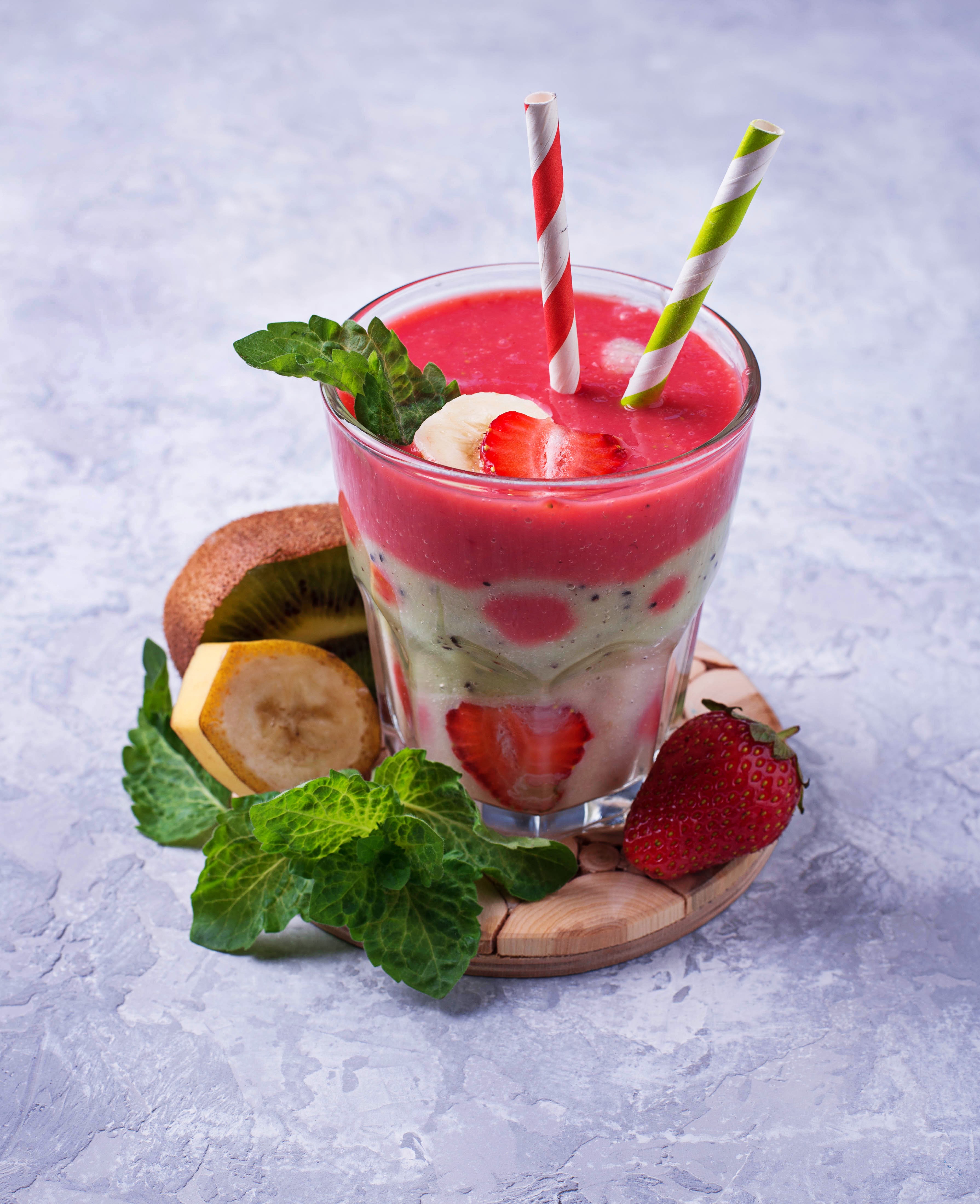 Strawberry and Kiwi layered smoothie with fresh fruit HD Phone Wallpaper