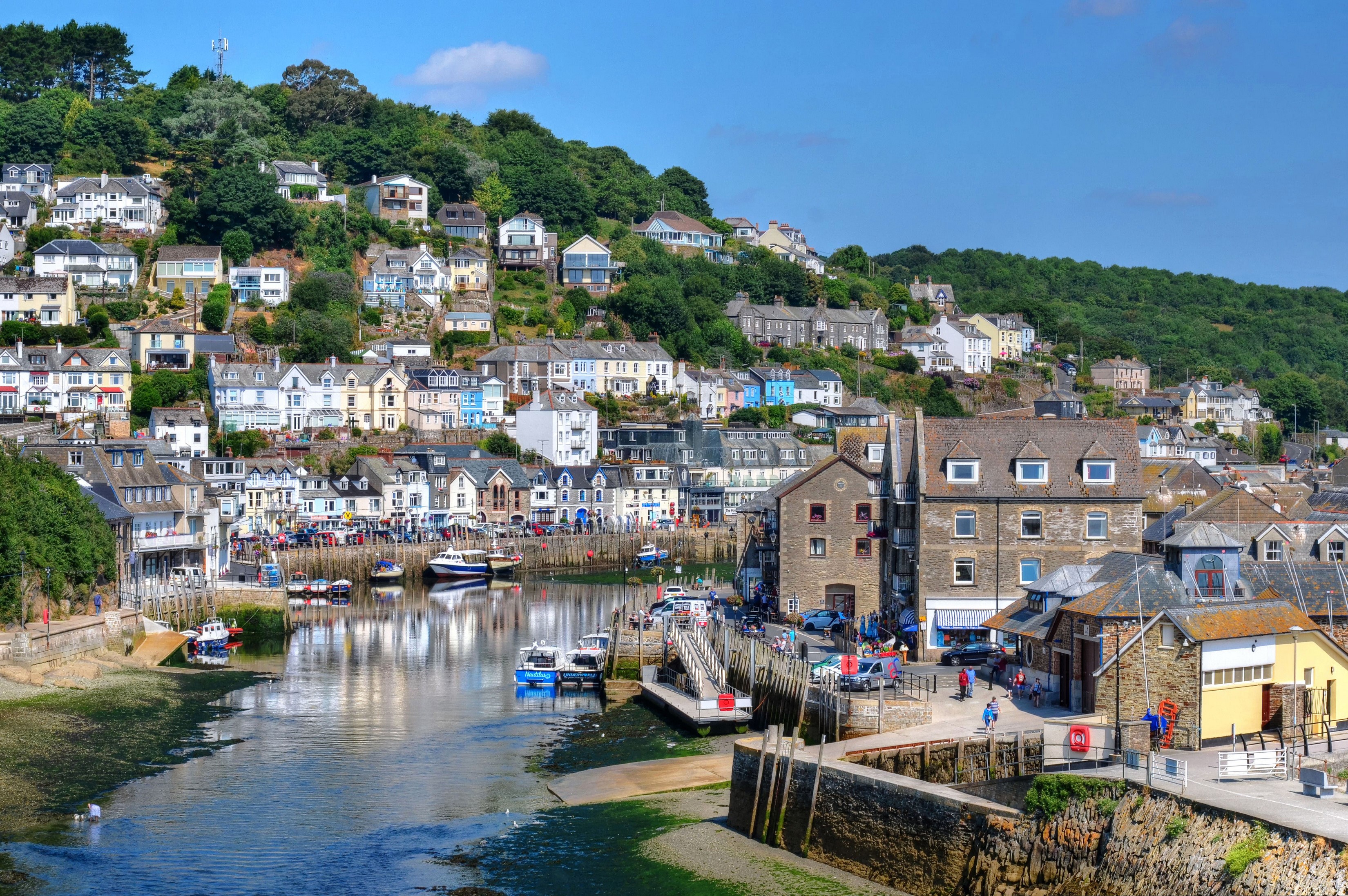 Looe, England harbor with houses on a hill HD Wallpaper