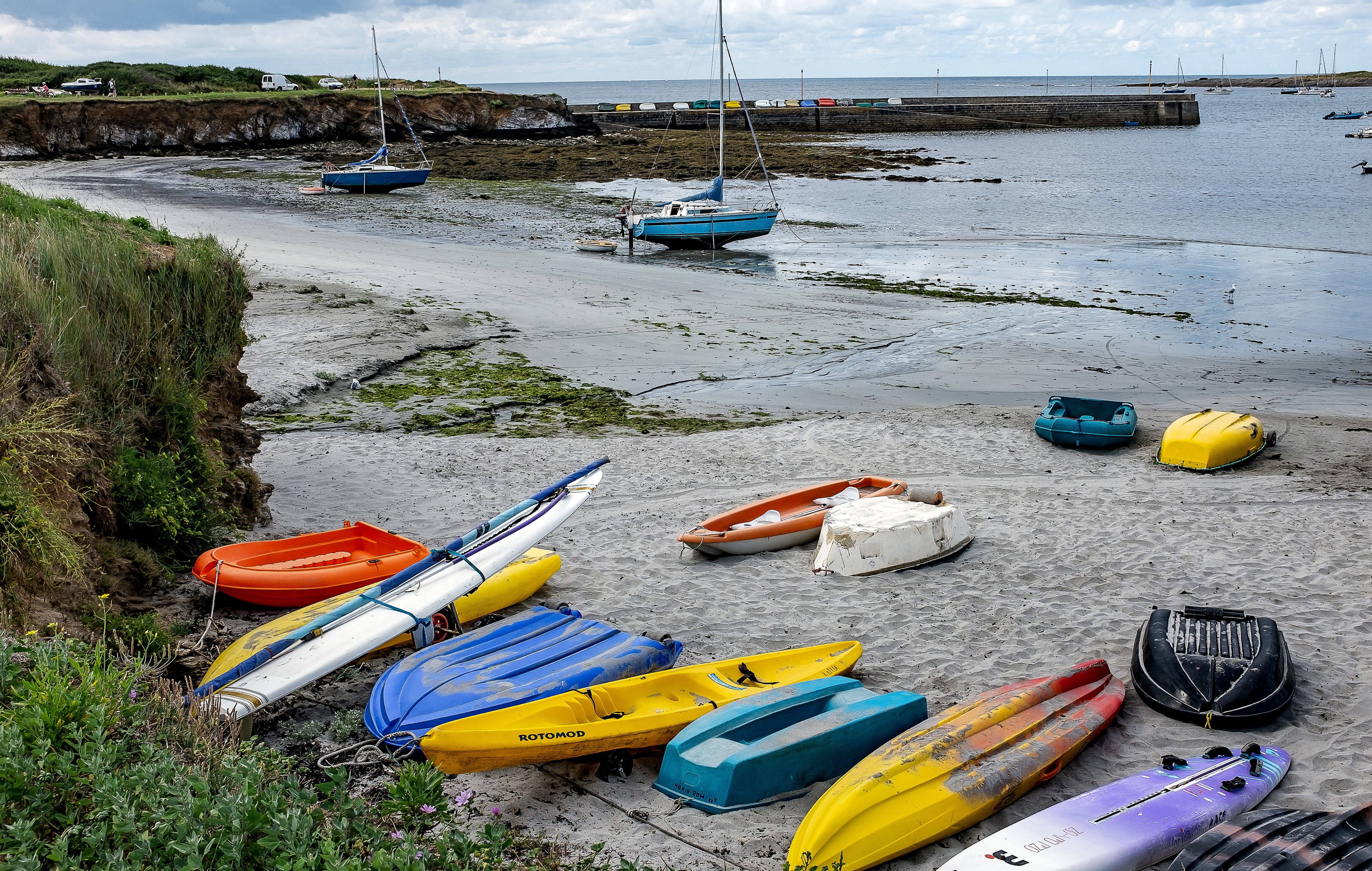 Boats on a sandy beach near the coast HD Wallpaper
