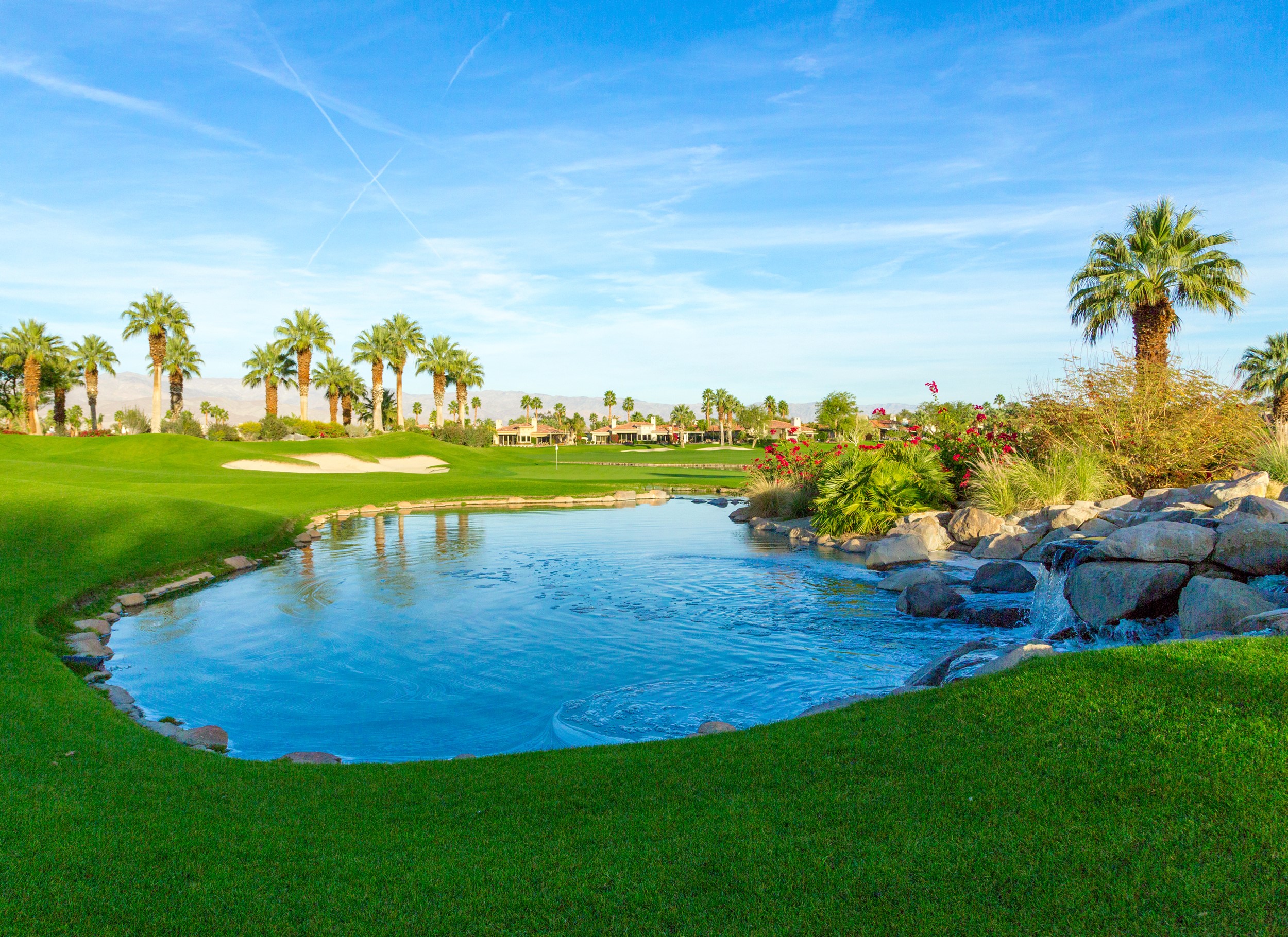 Golf course with pond and palm trees in Palm Desert, California HD Wallpaper