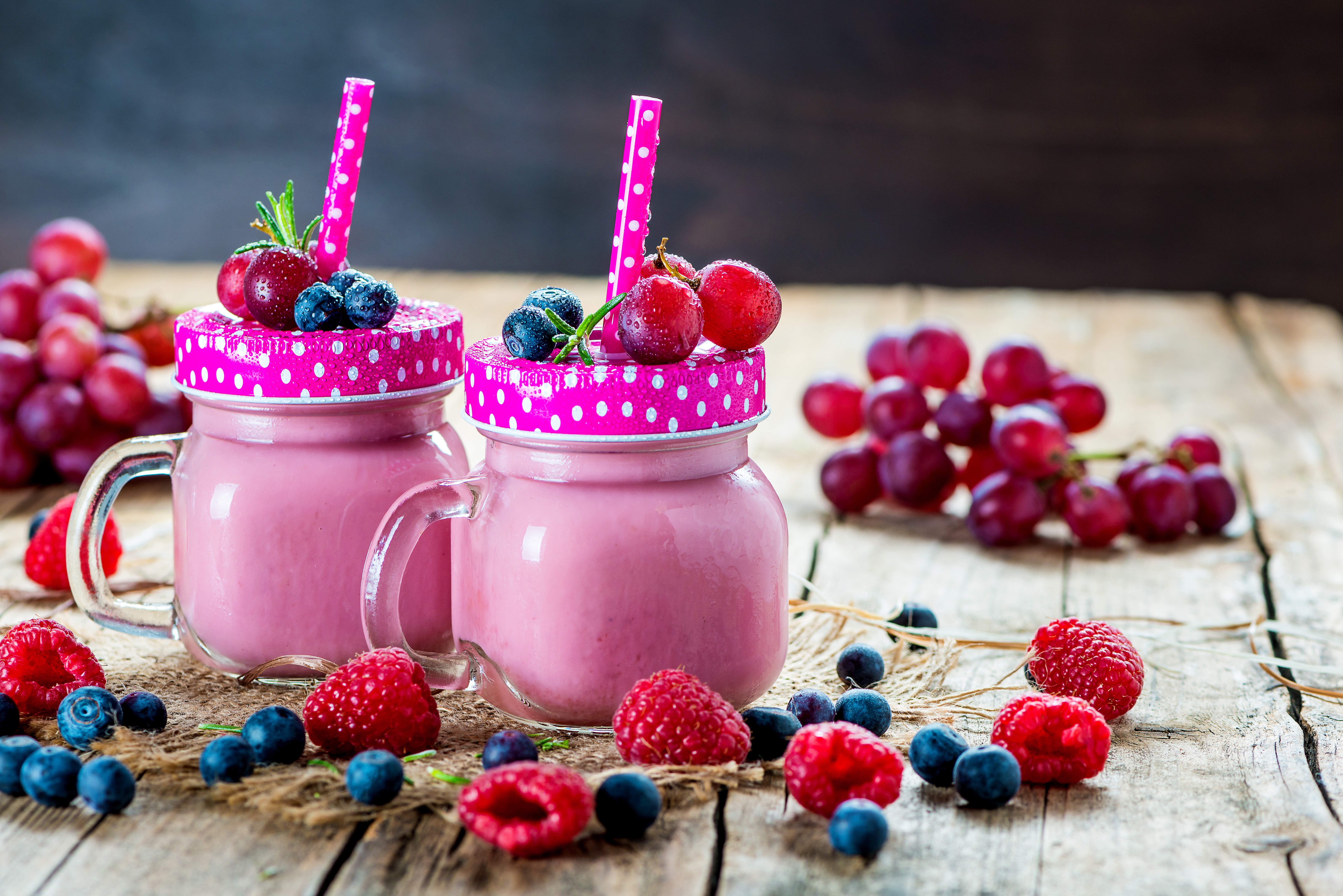 Berry Smoothies with Grapes and Raspberries HD Wallpaper