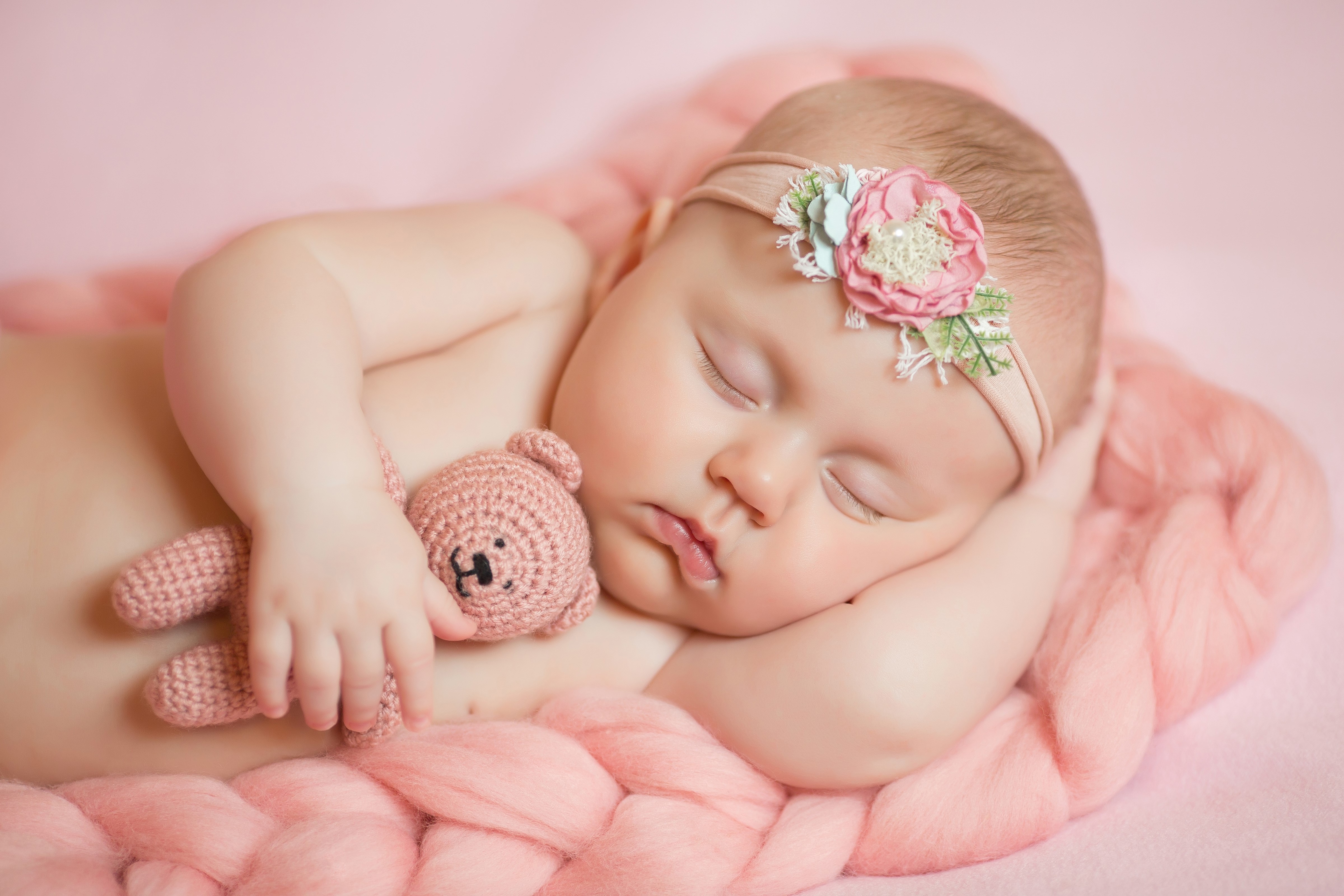 Baby sleeping with teddy bear HD Wallpaper