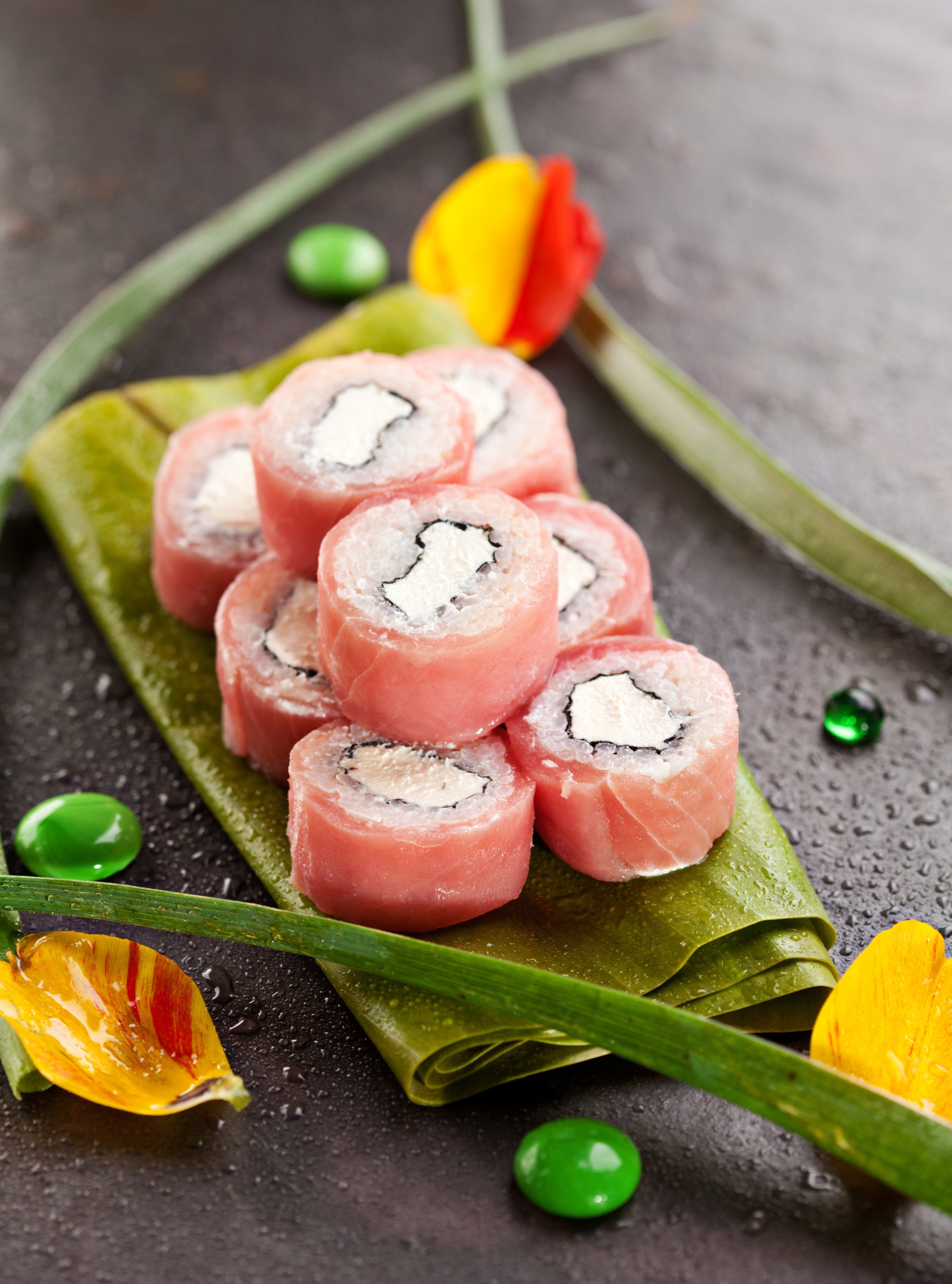 Sushi rolls with cream cheese on a banana leaf HD Phone Wallpaper