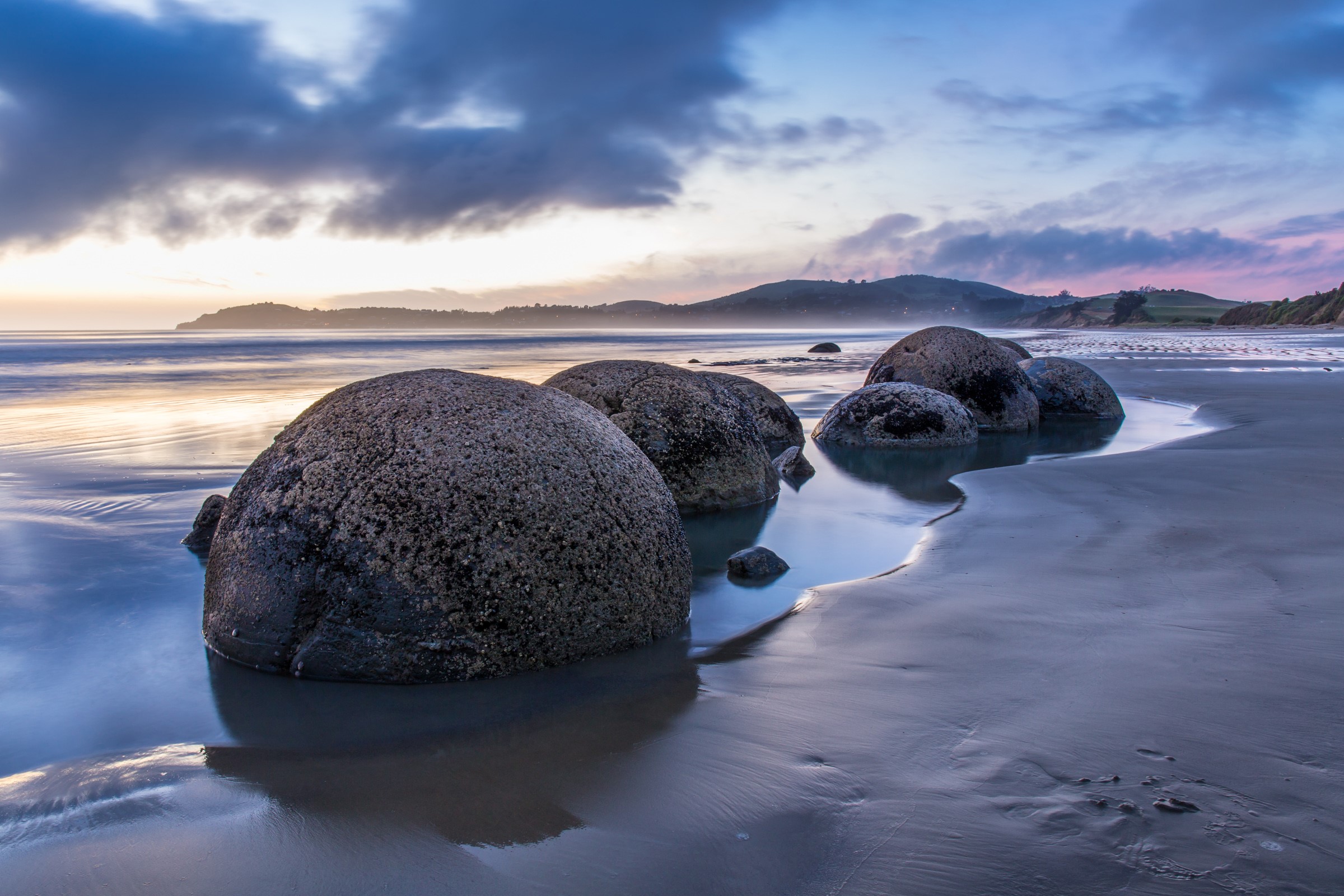 Moeraki Boulders on Waikawau Bay Beach, New Zealand HD Wallpaper