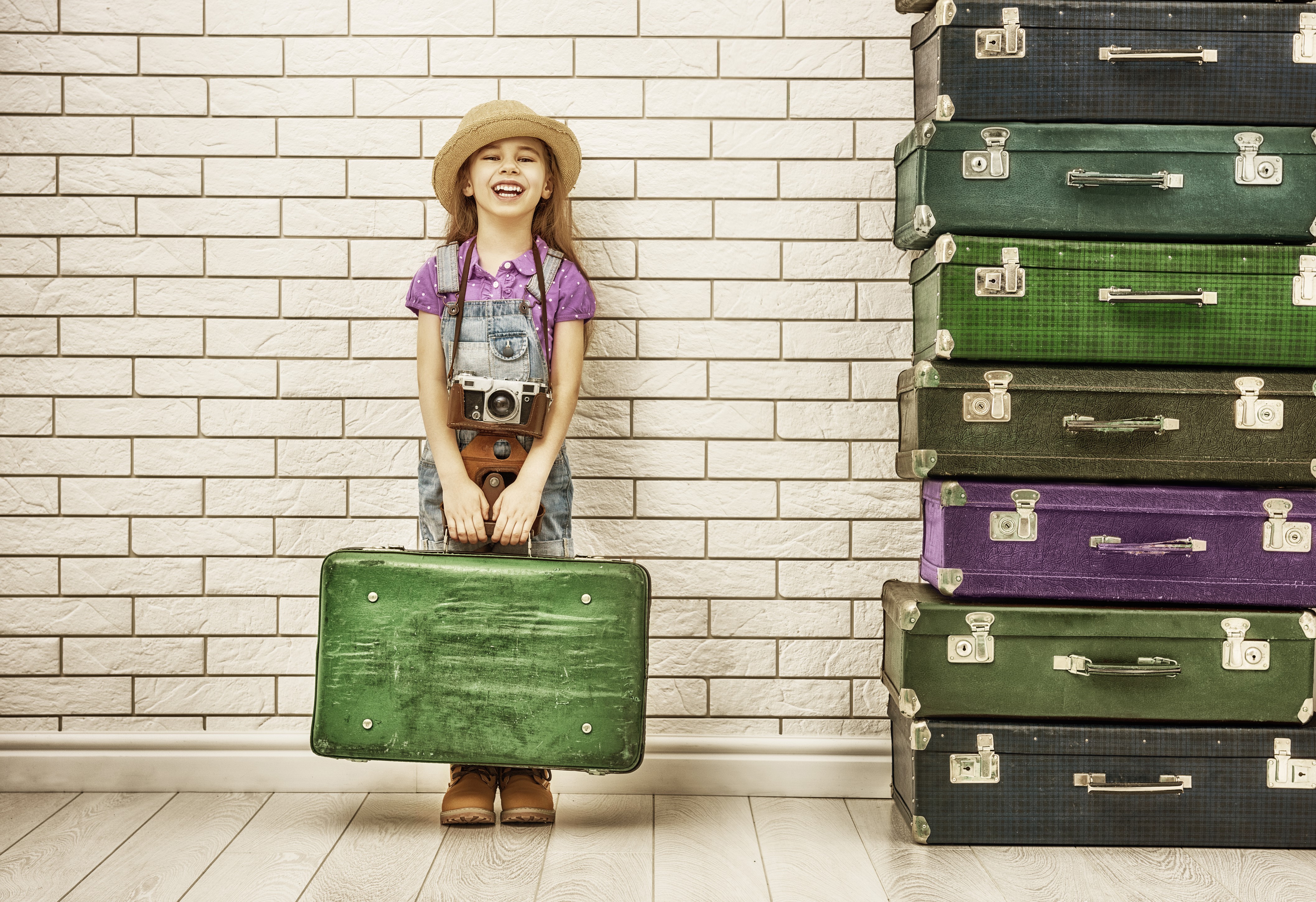 Little girl with suitcase and camera HD Wallpaper