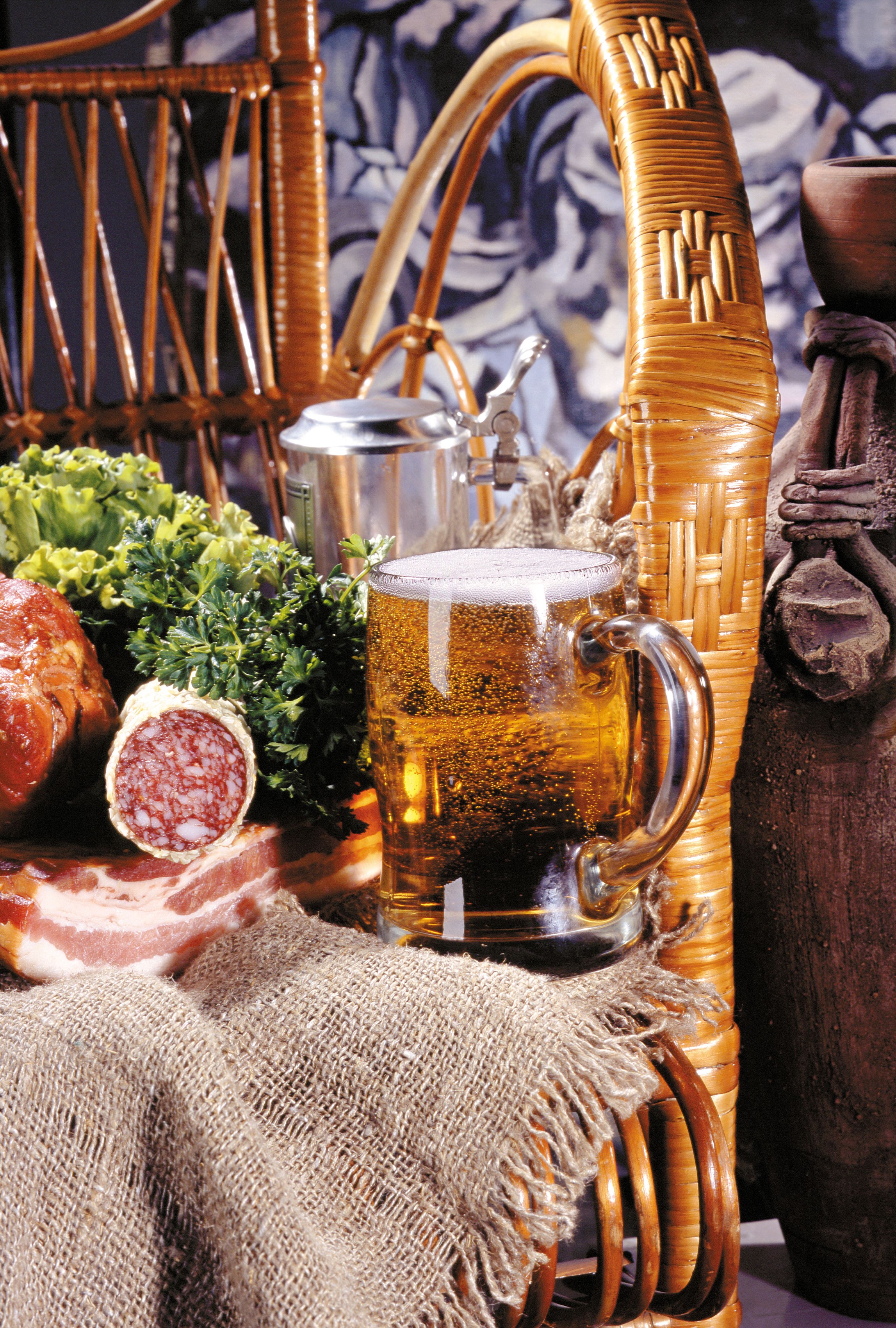 Beer mug with sausage and lettuce HD Phone Wallpaper