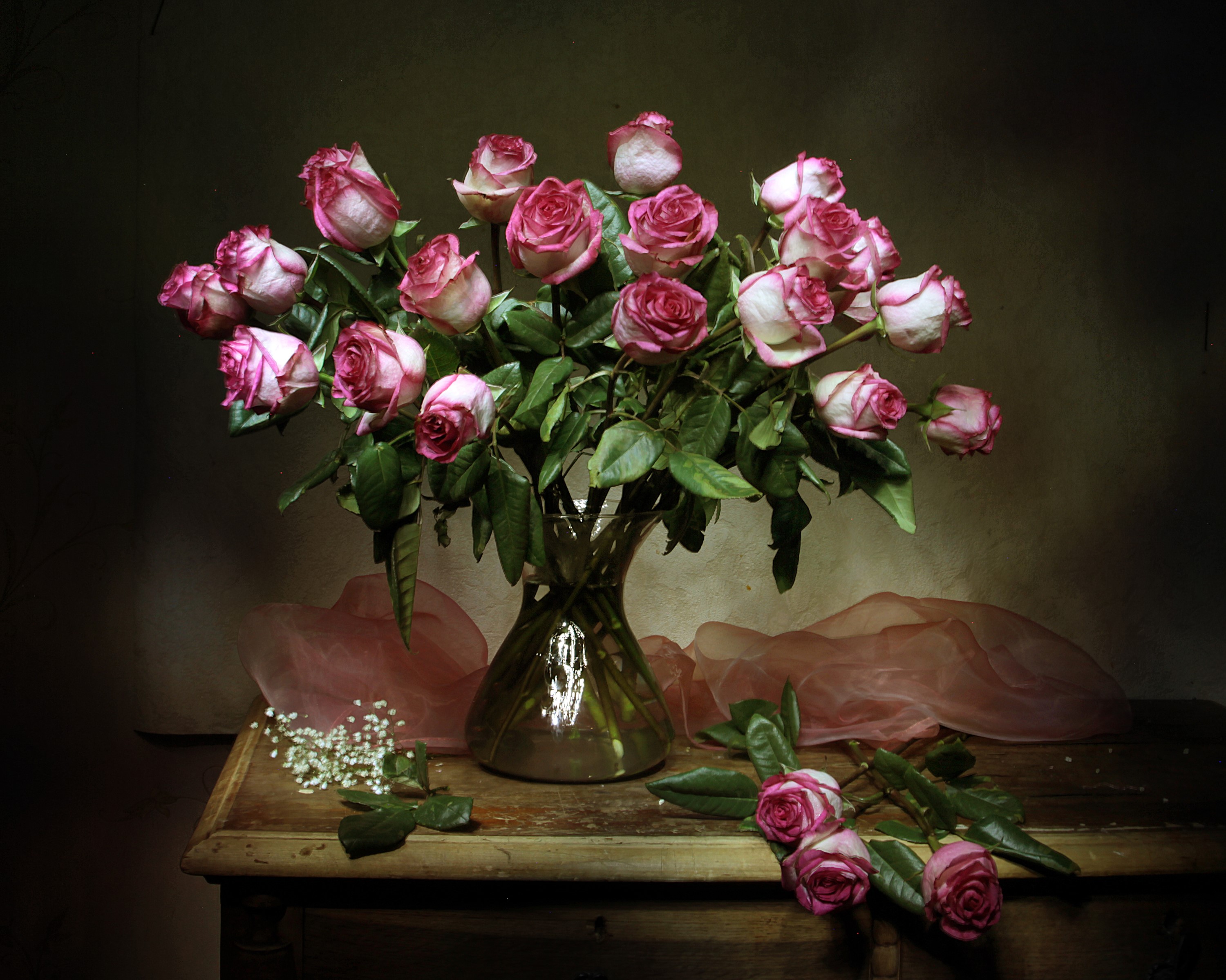 Bouquet of pink and white roses in a vase on a table HD Wallpaper