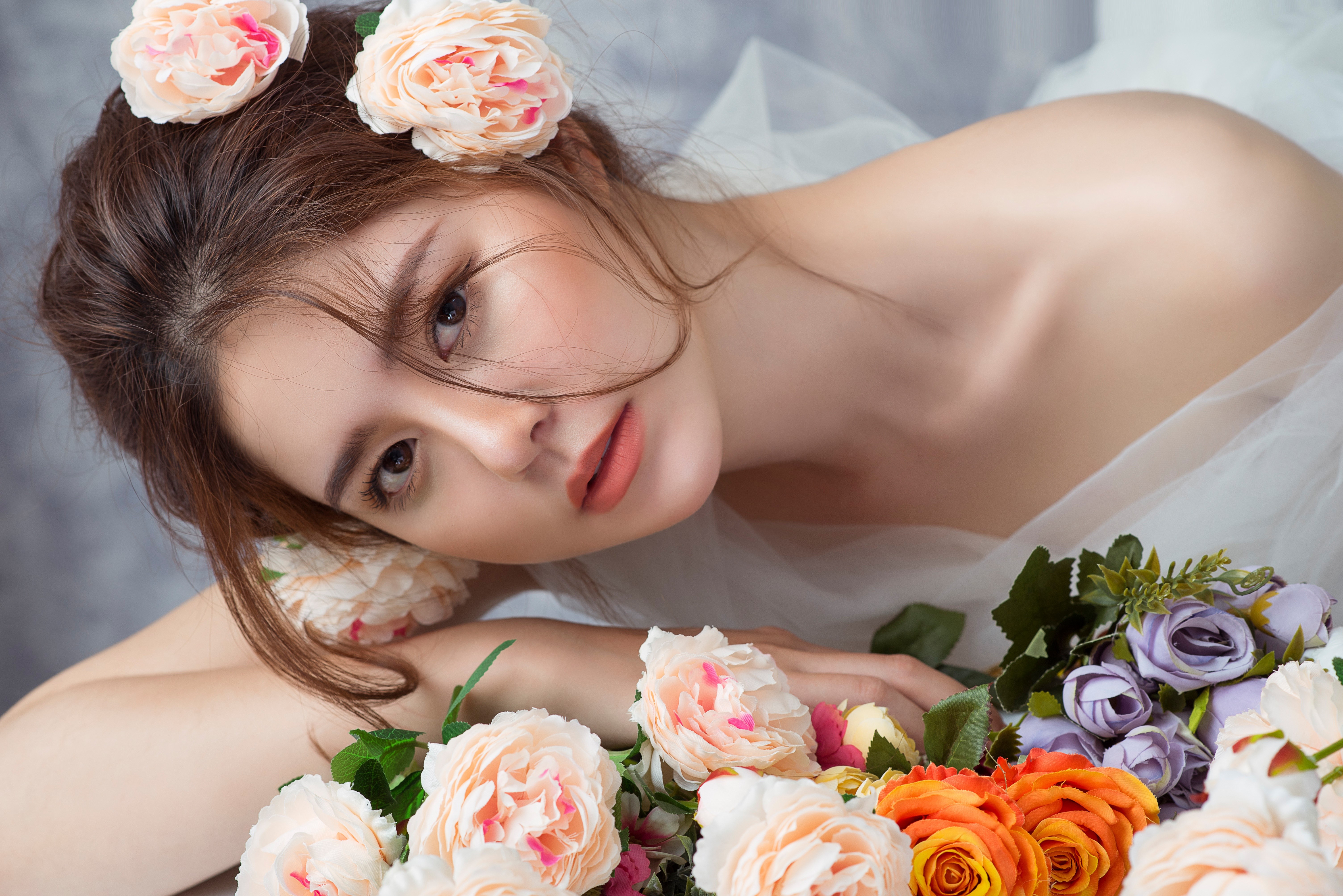 4K Close-up of Brown-Haired Woman with Flowers HD Wallpaper