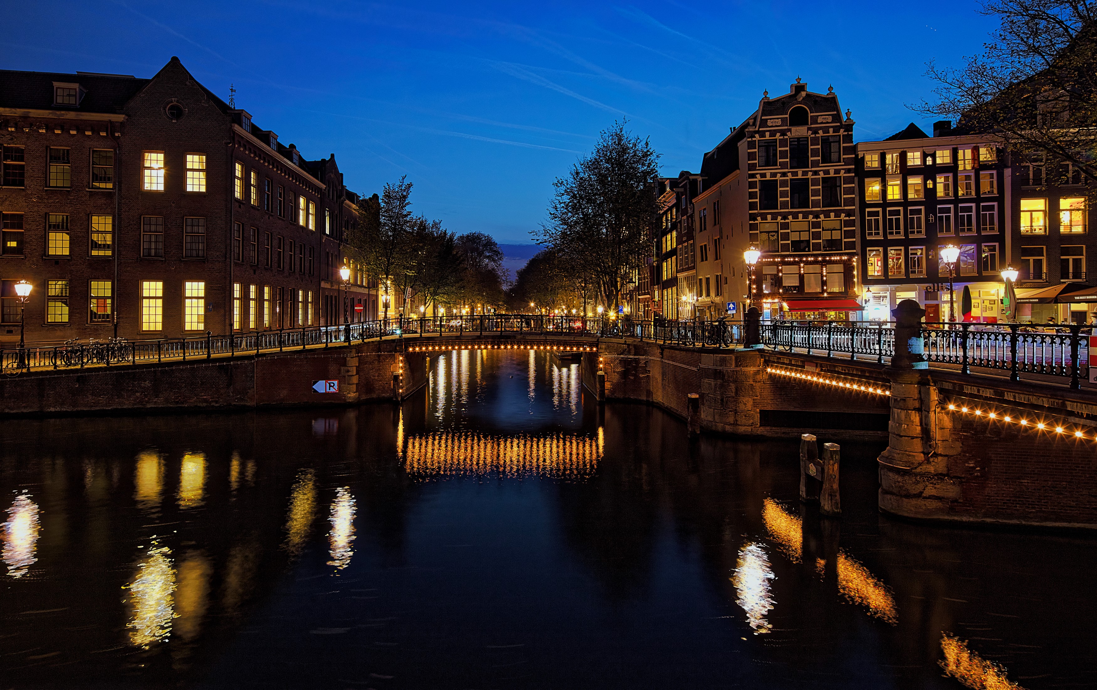 Amsterdam canal and bridges at night HD Wallpaper
