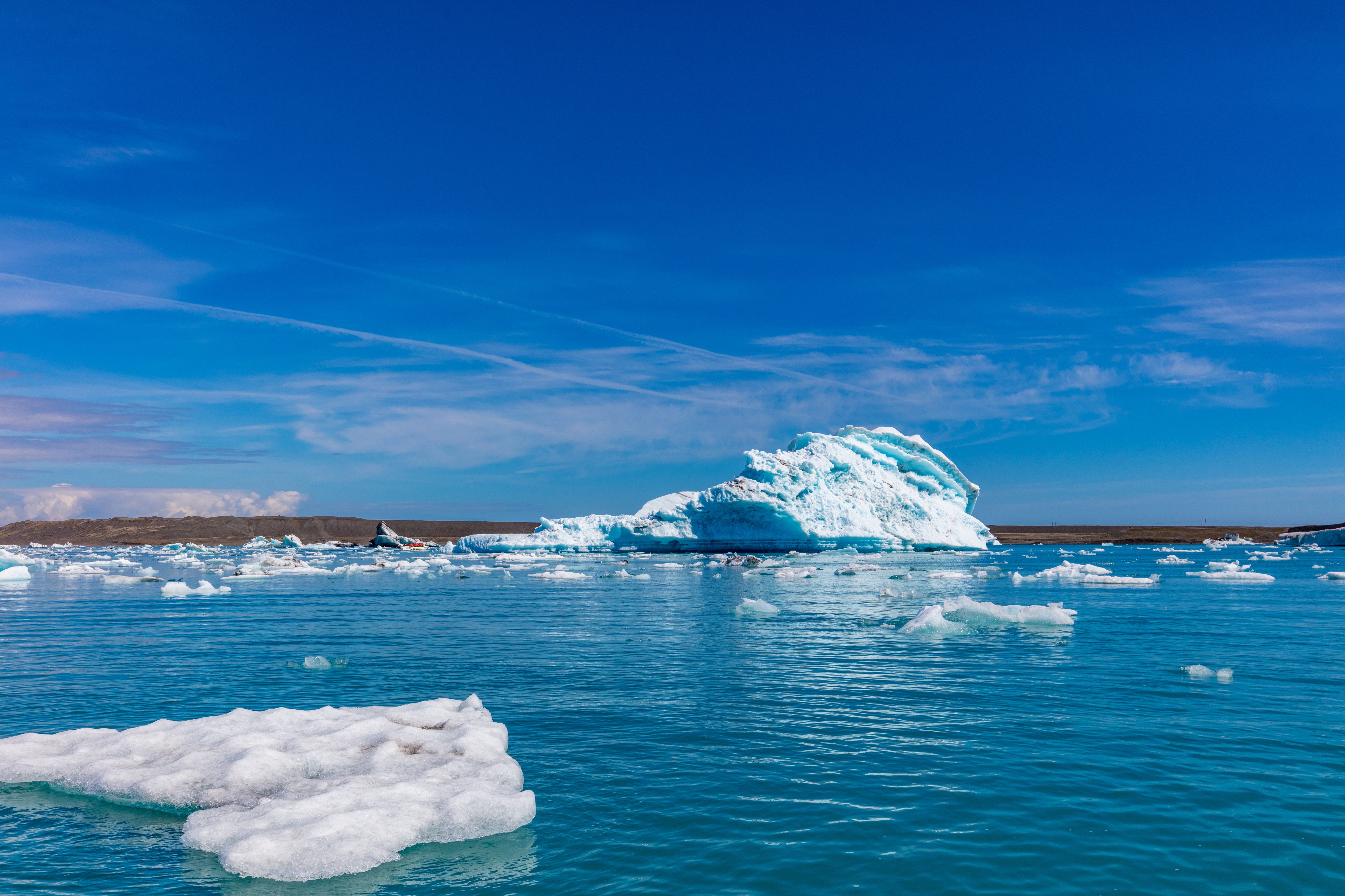 Icebergs in Jokulsarlon Glacier Lagoon, Iceland HD Wallpaper