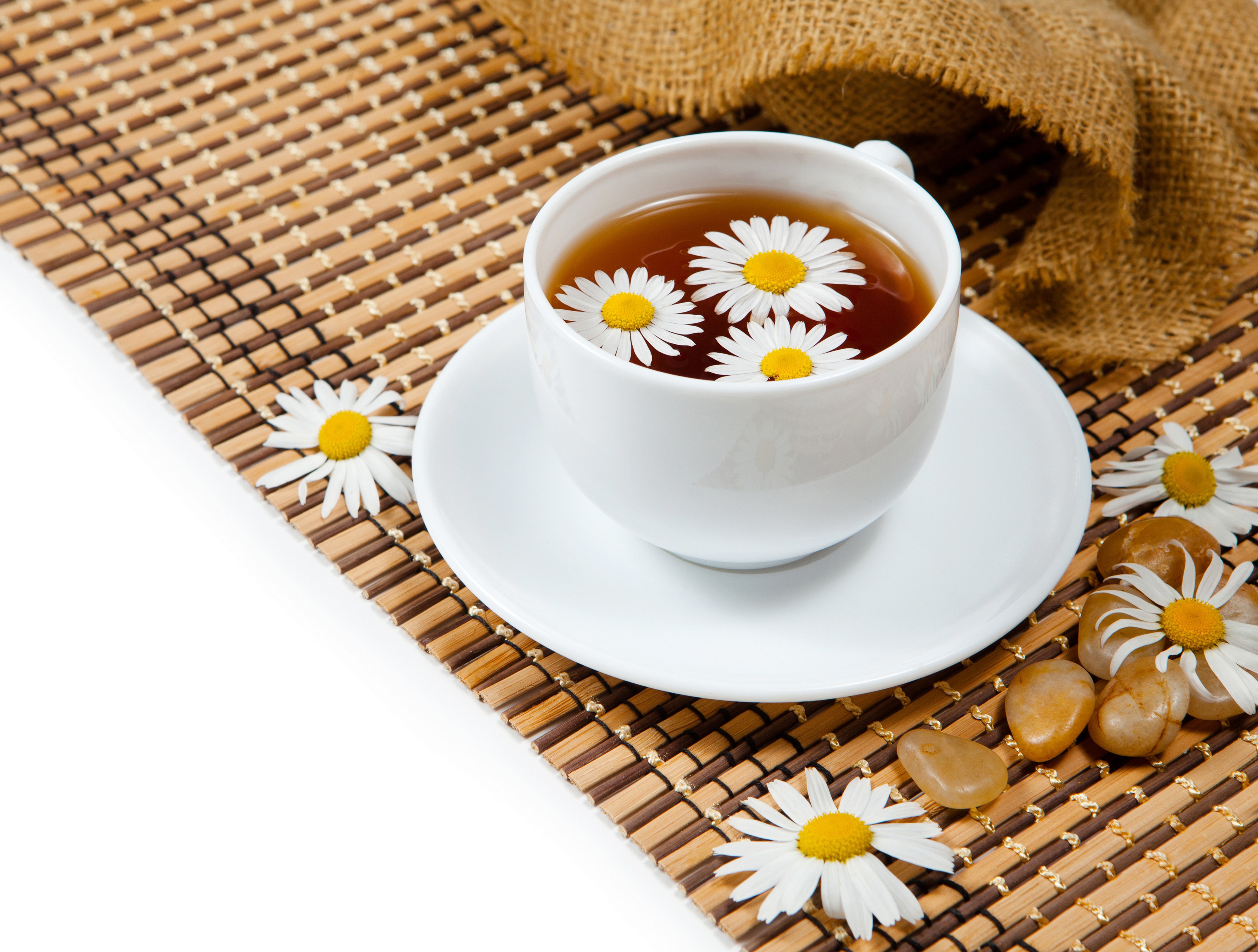 4K Tea with Camomiles in a Cup HD Wallpaper