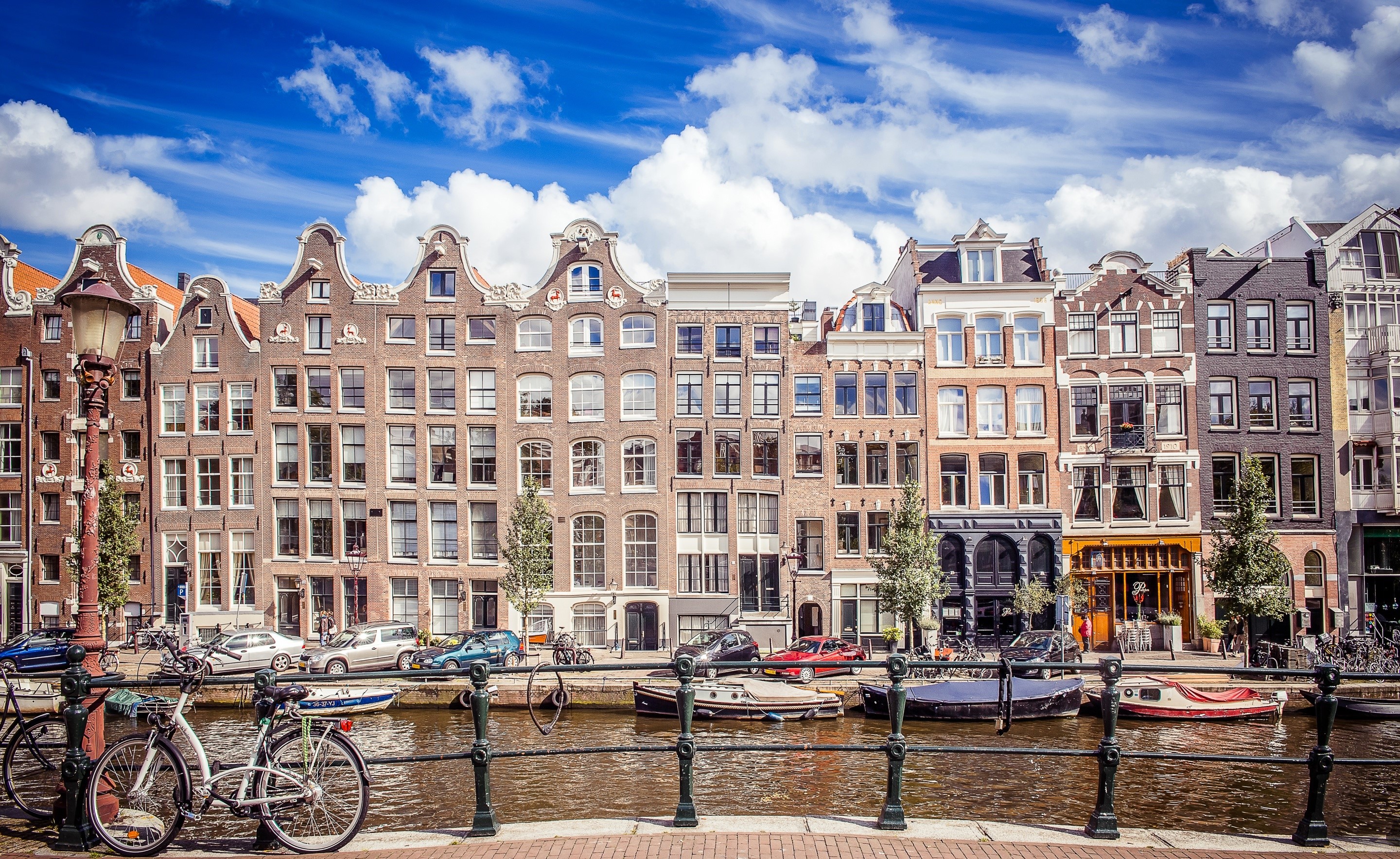 Amsterdam canal with historic houses and boats HD Wallpaper