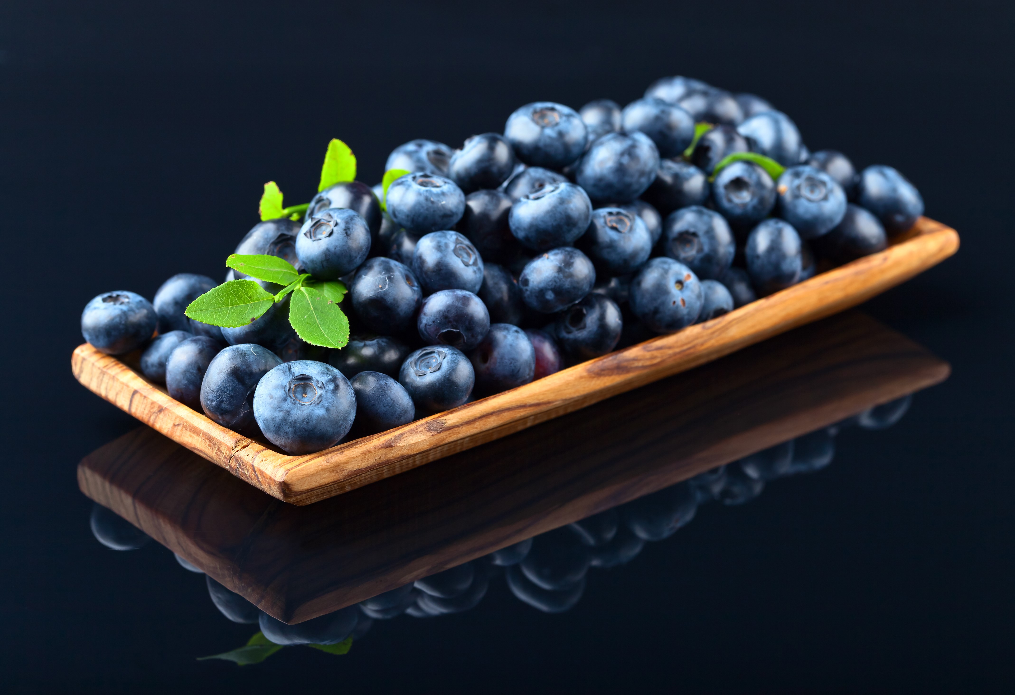 Blueberries in a wooden bowl HD Wallpaper