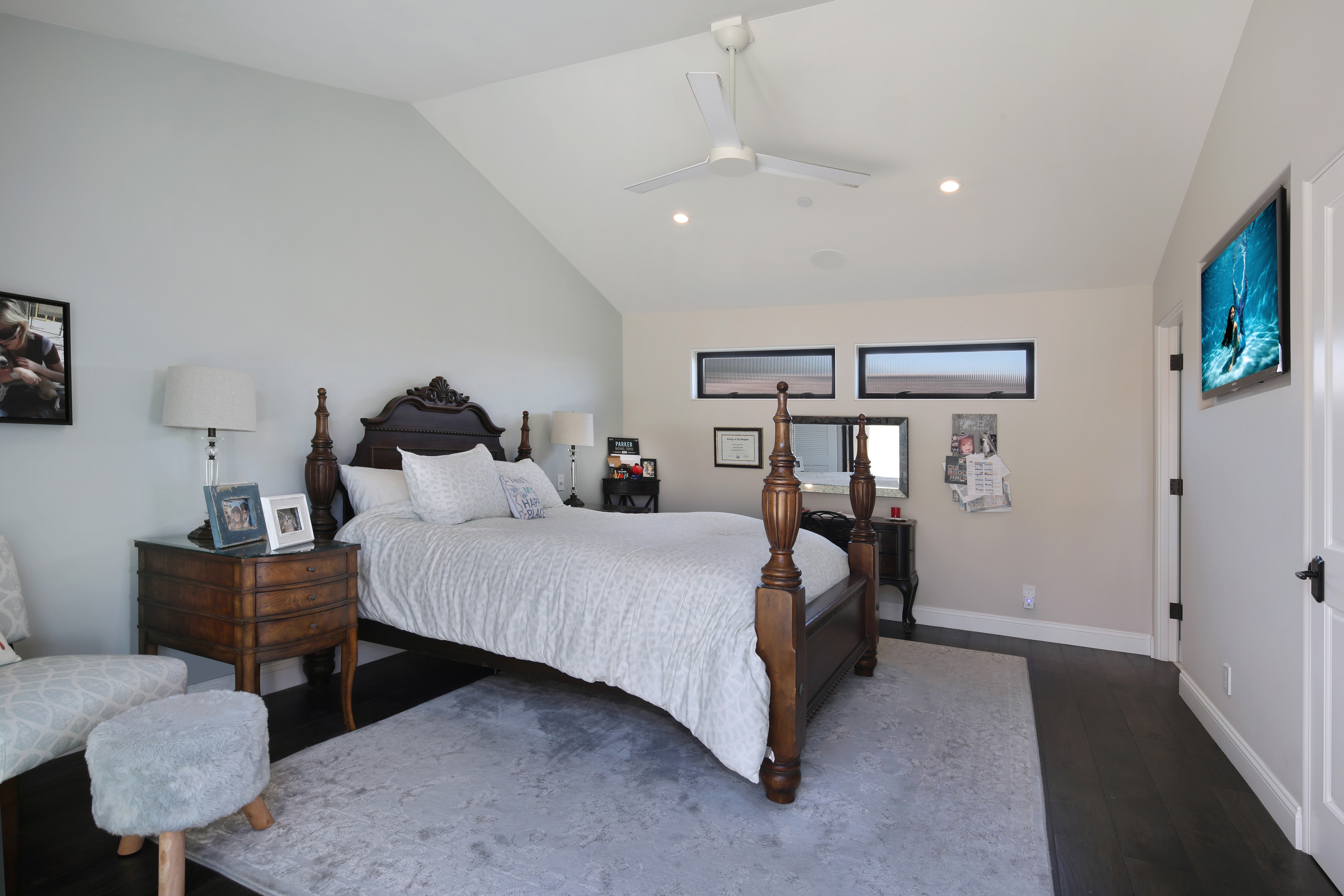 Bedroom with four-poster bed and TV HD Wallpaper