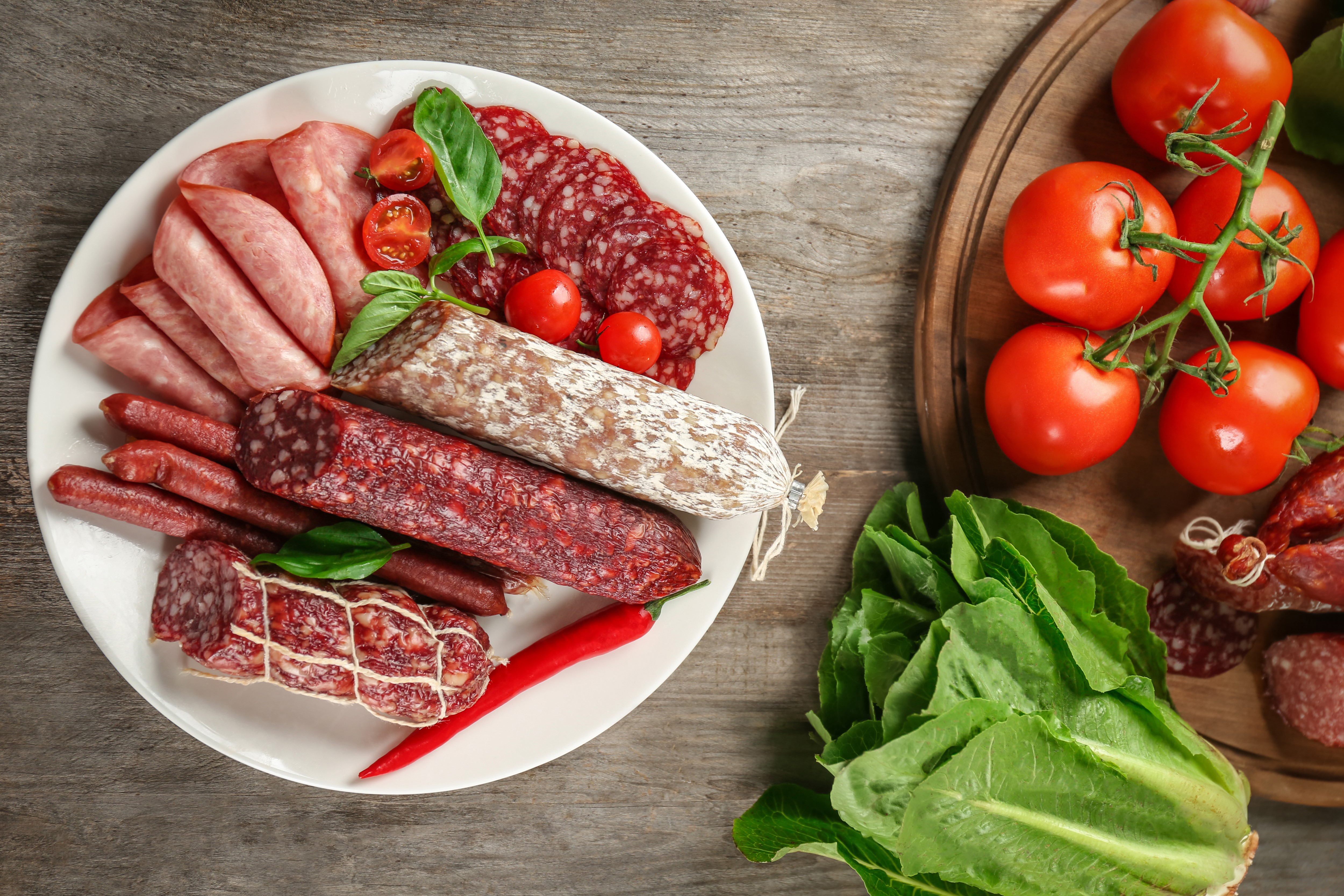 Sausage platter with tomatoes and lettuce HD Wallpaper