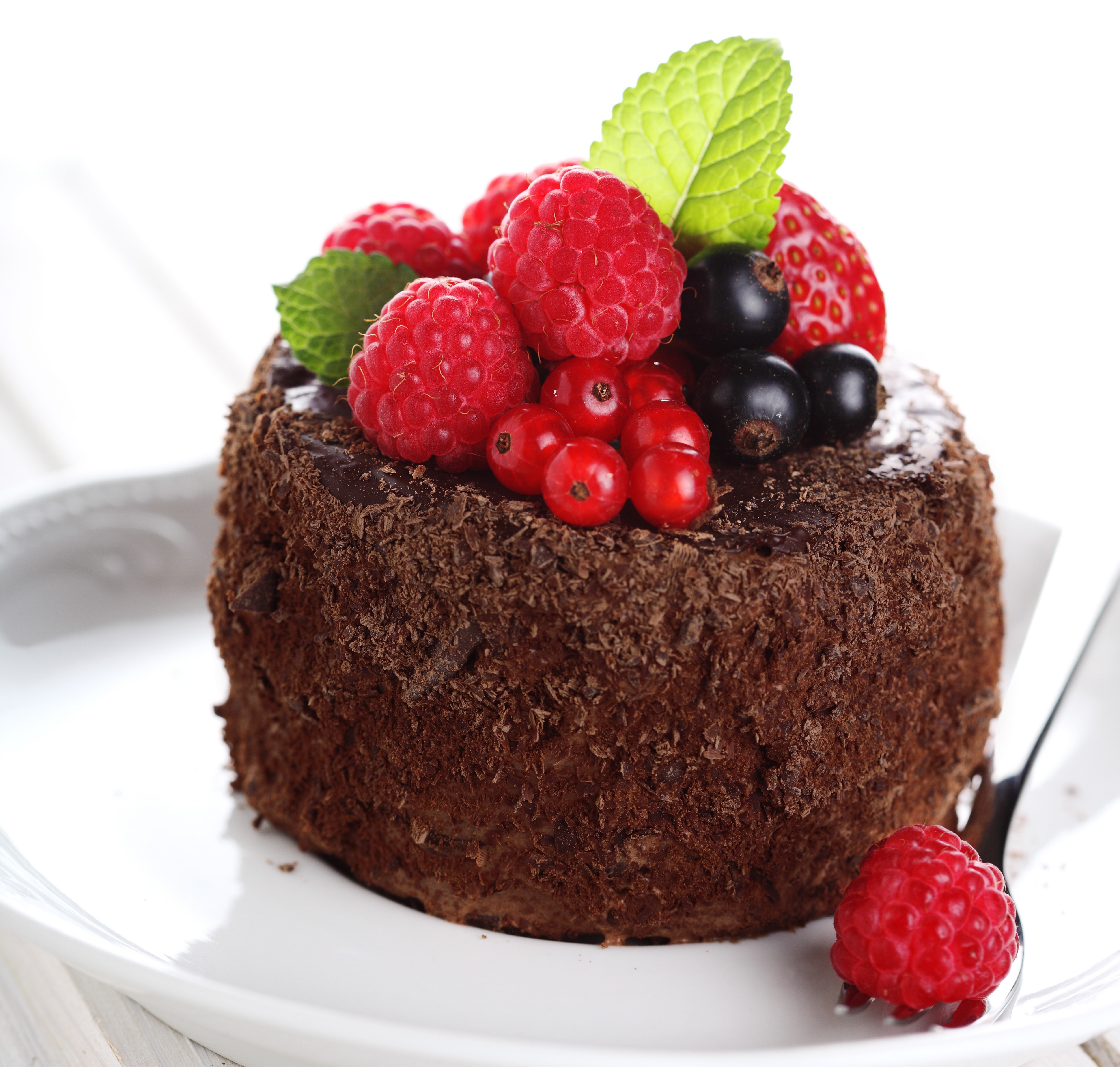 Chocolate cake with fresh berries and mint HD Wallpaper
