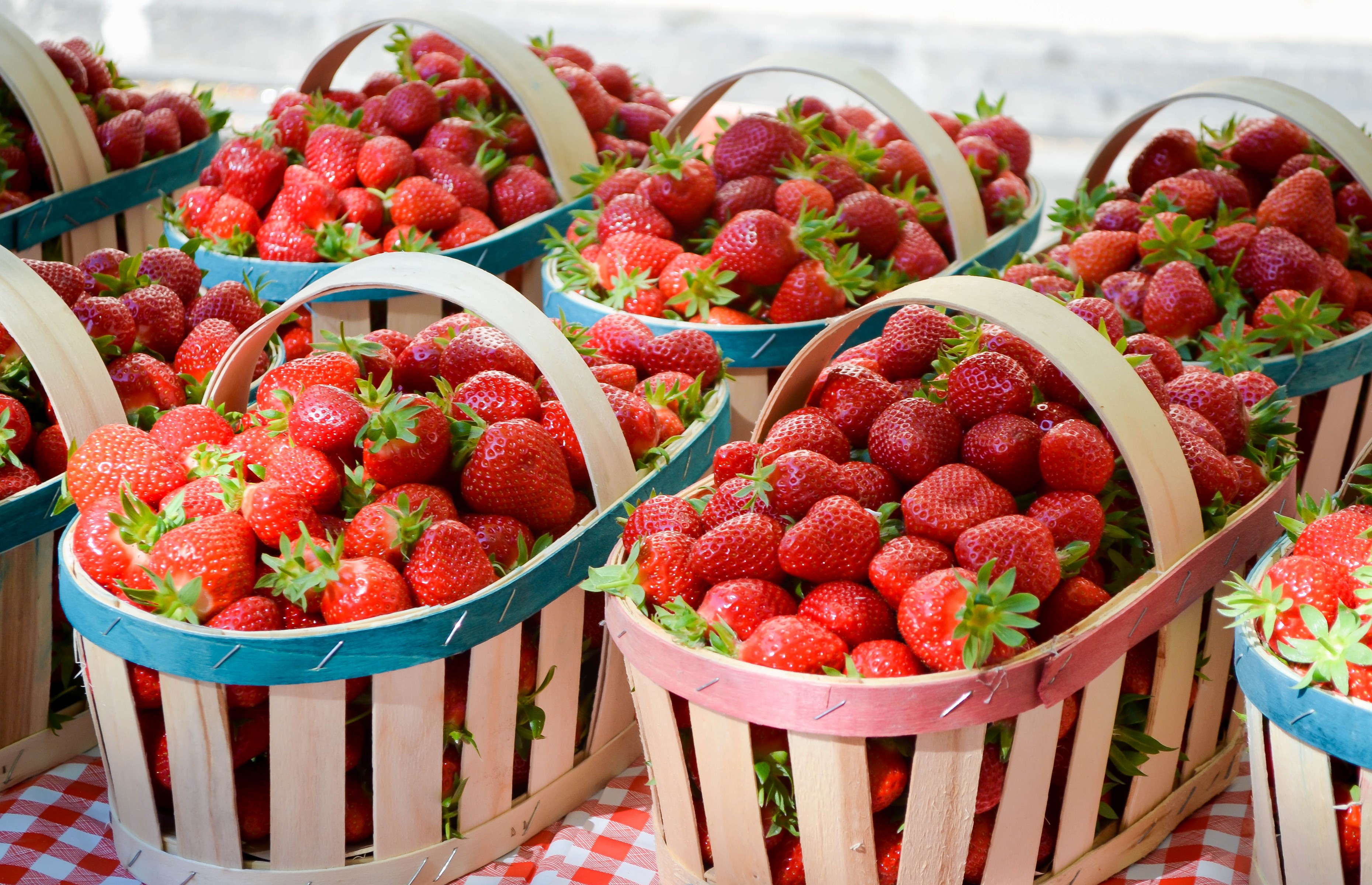 Baskets of fresh strawberries at a market HD Wallpaper