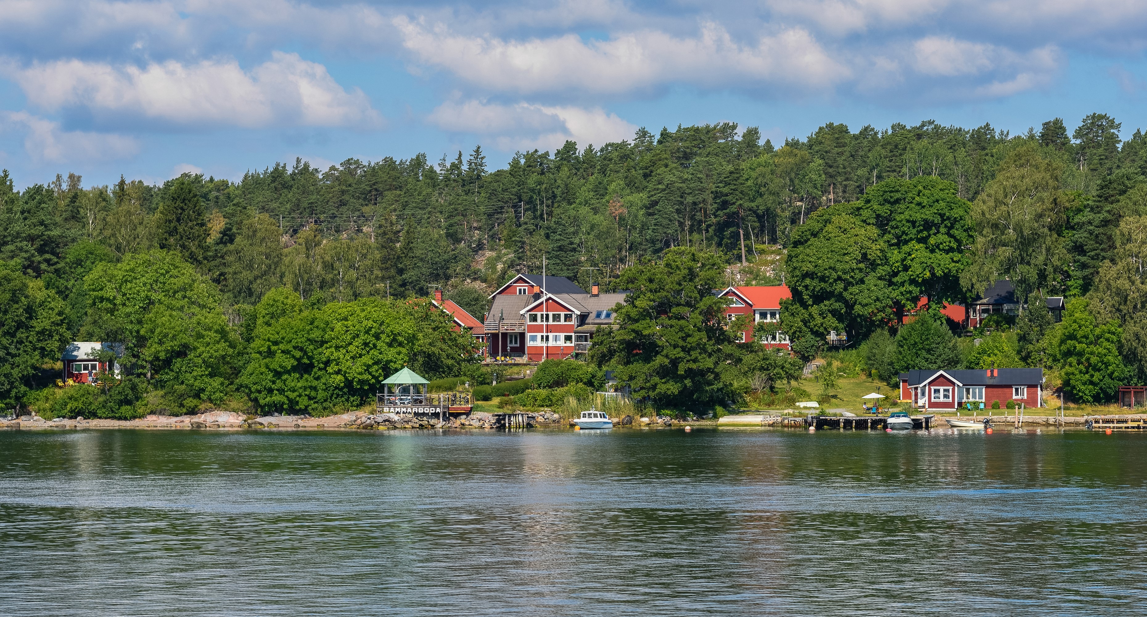 Houses on the shore of Vaxholm, Sweden HD Wallpaper