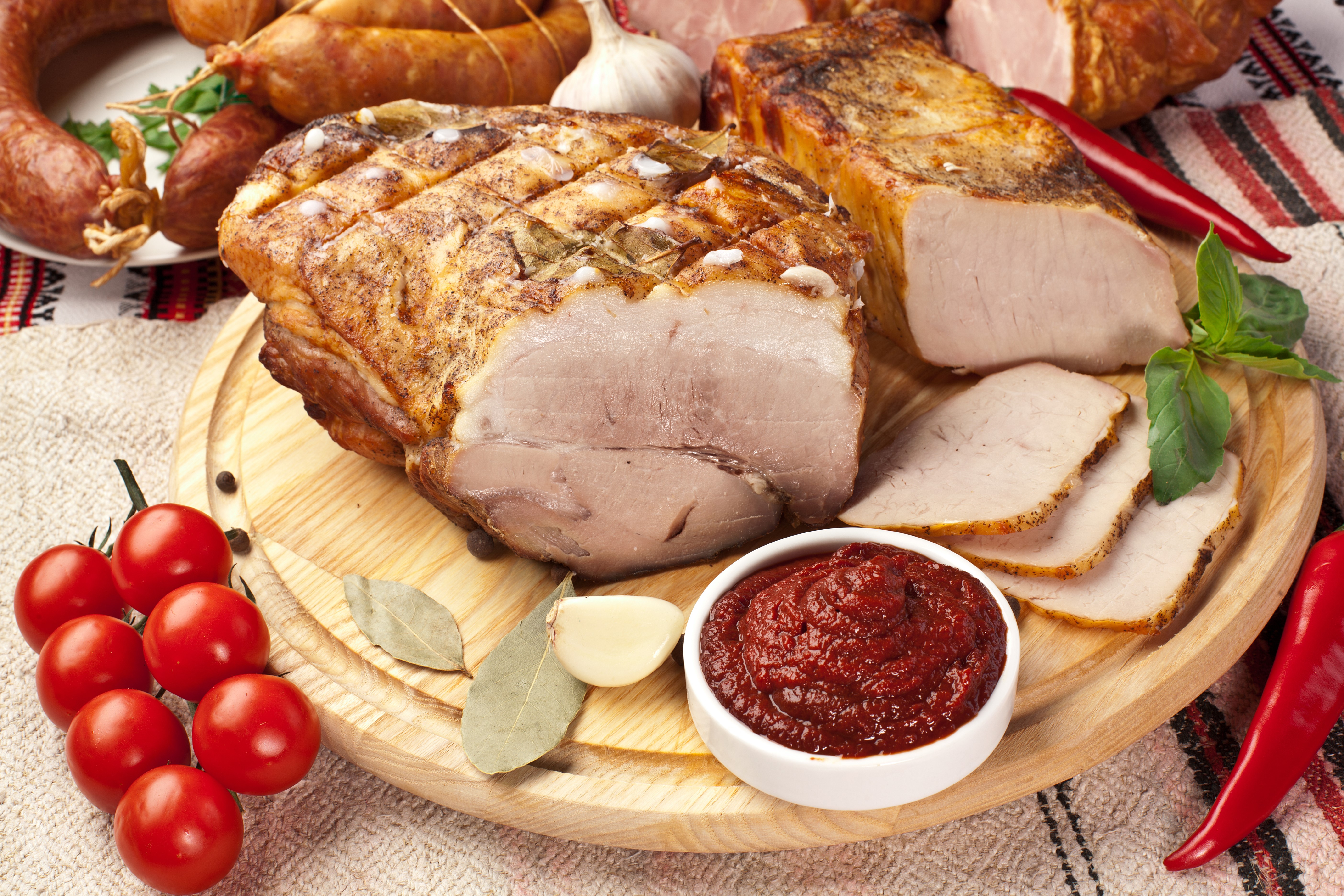 Meat products with tomatoes and chili peppers HD Wallpaper