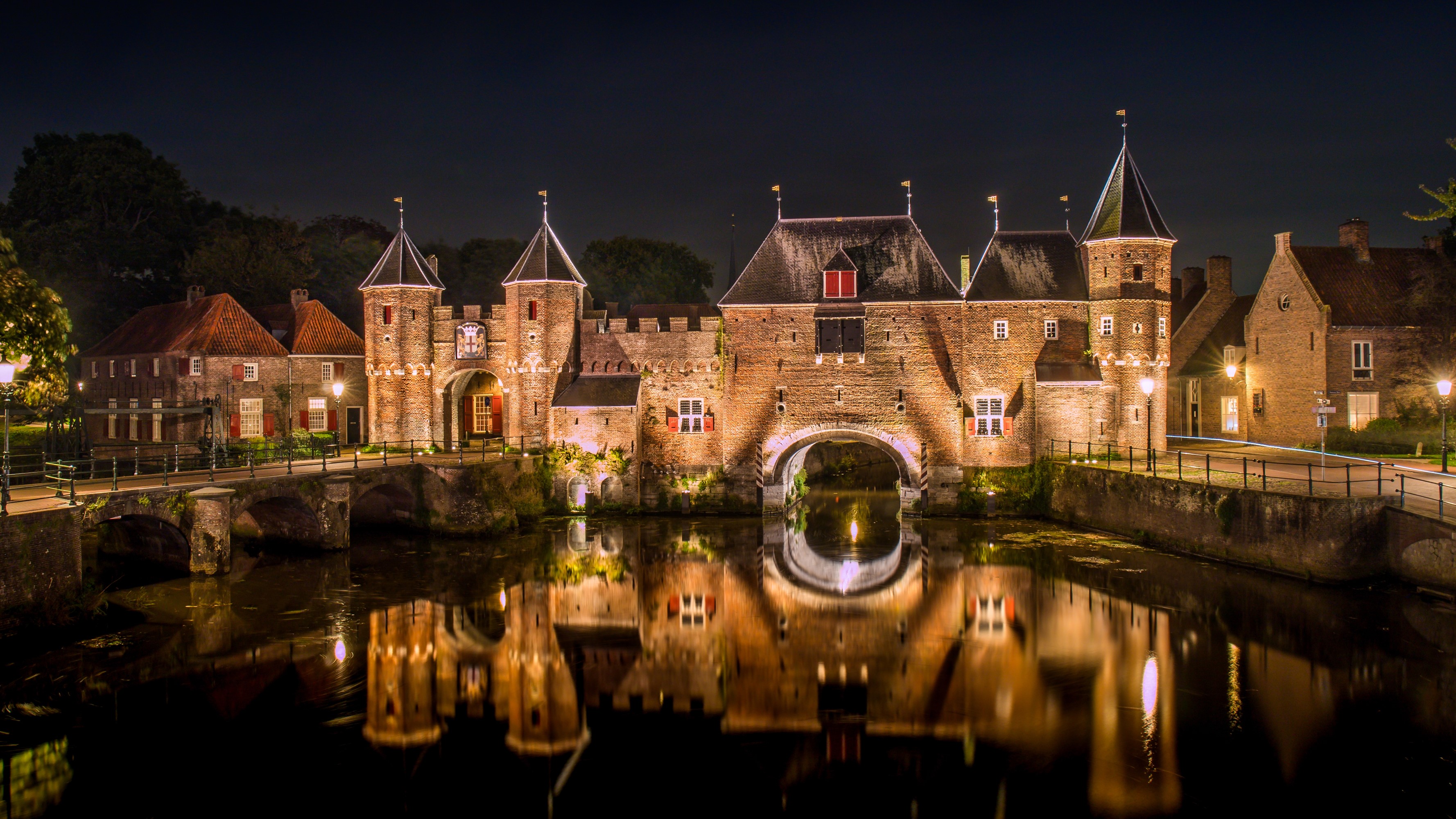 Koppelpoort gatehouse and canal in Amersfoort at night HD Wallpaper