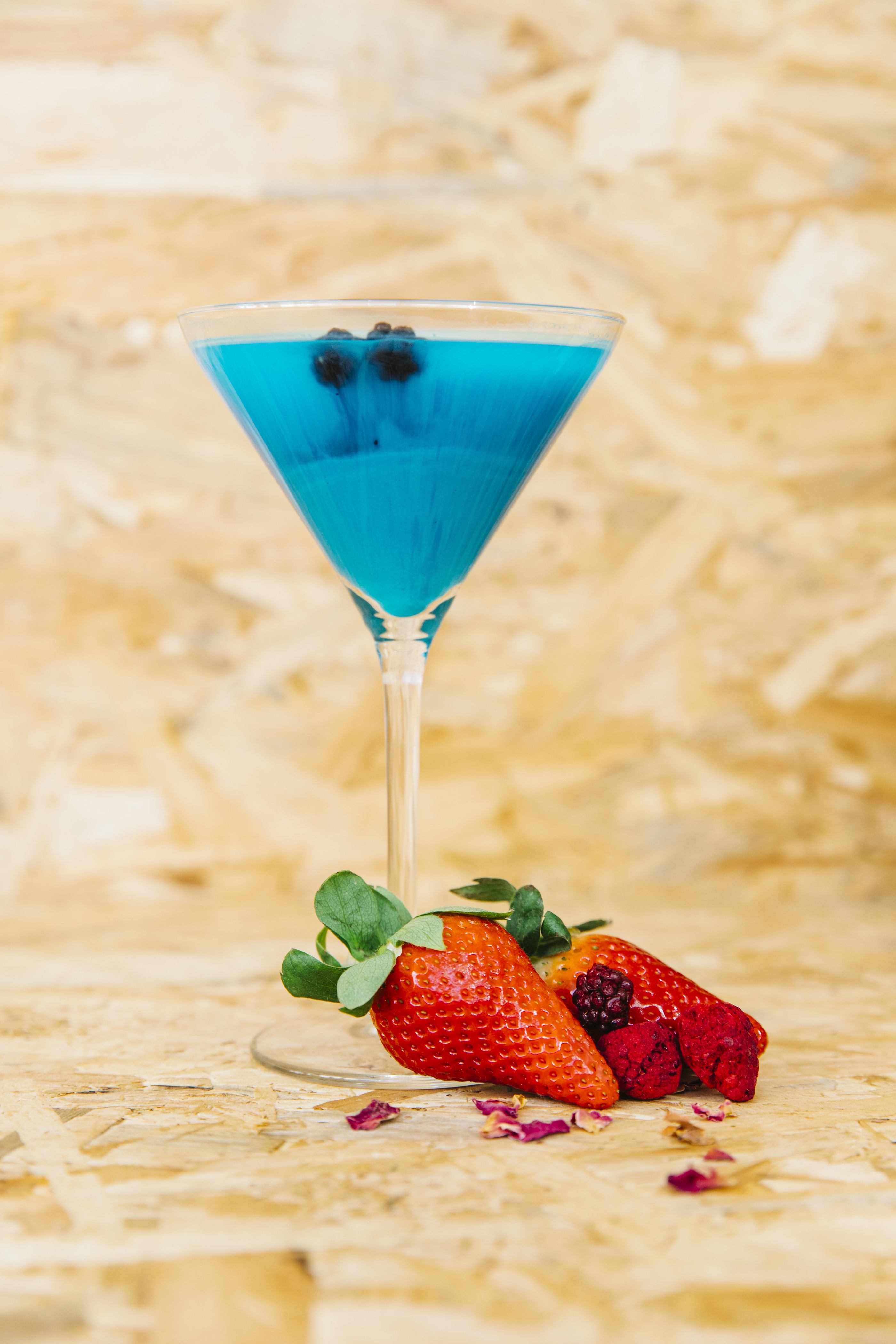 Blue cocktail with berries and strawberries HD Phone Wallpaper