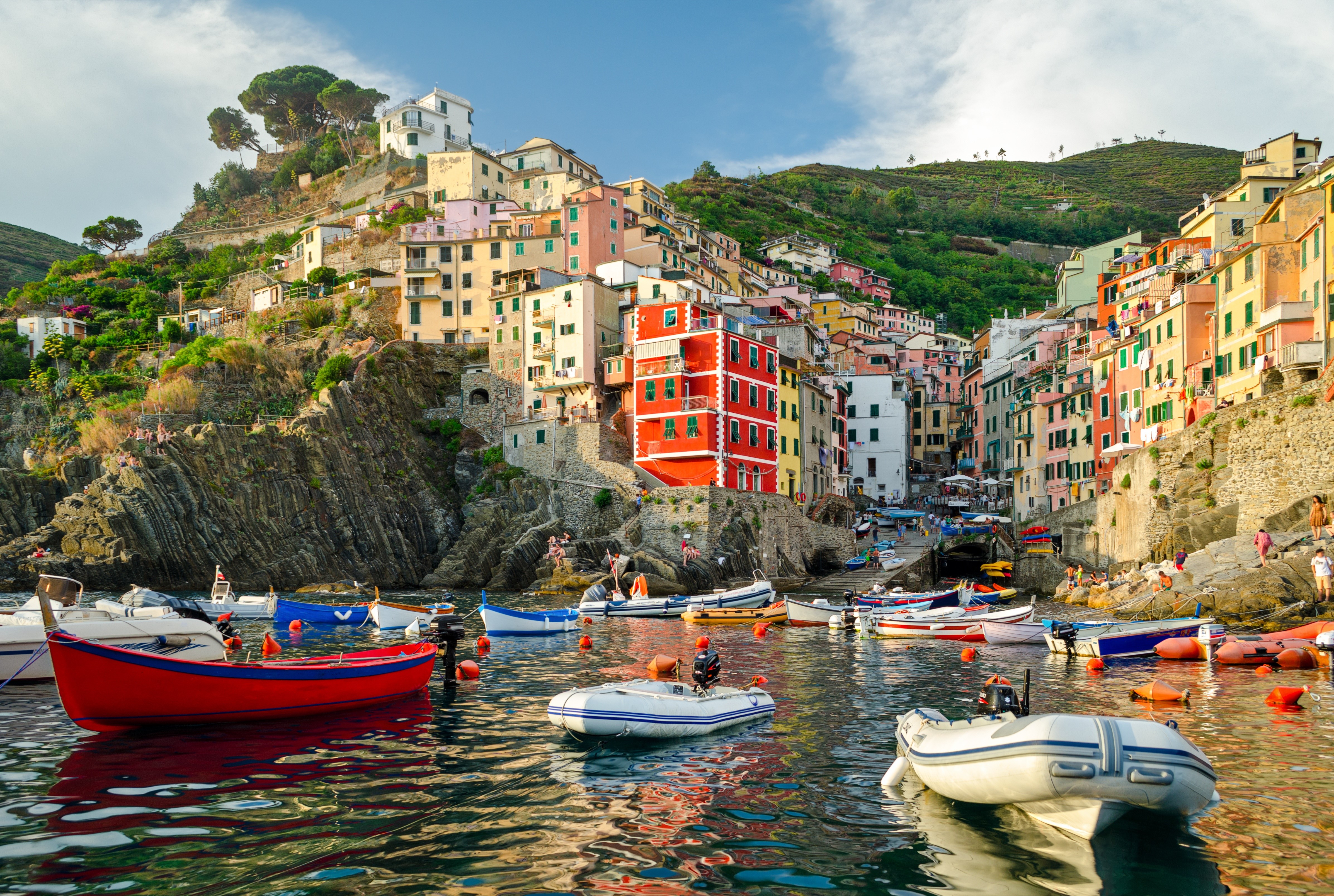 Riomaggiore, Italy: Colorful Houses and Boats in a Cove HD Wallpaper