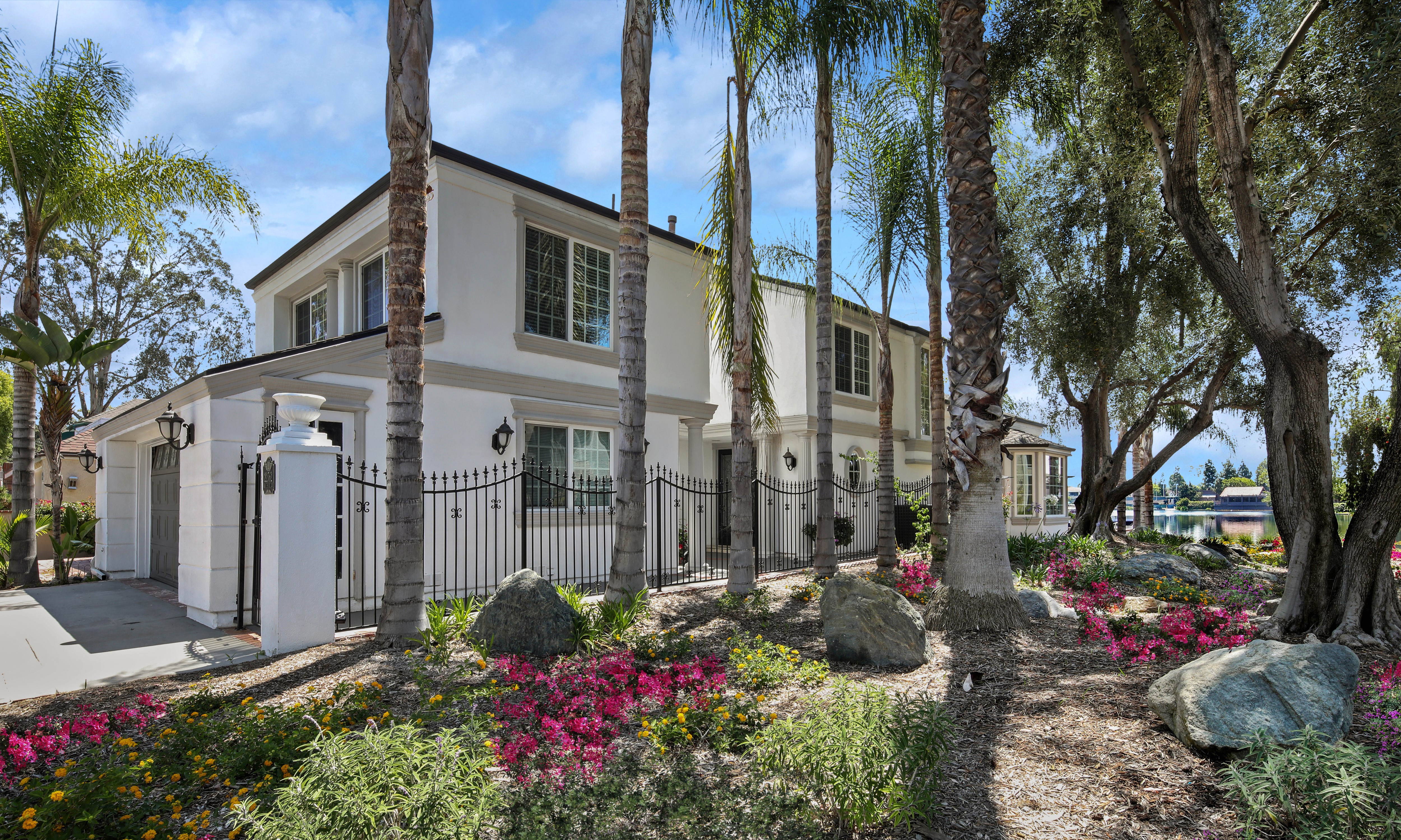 White house with fence and trees near Bayshore Lake Forest, California HD Wallpaper