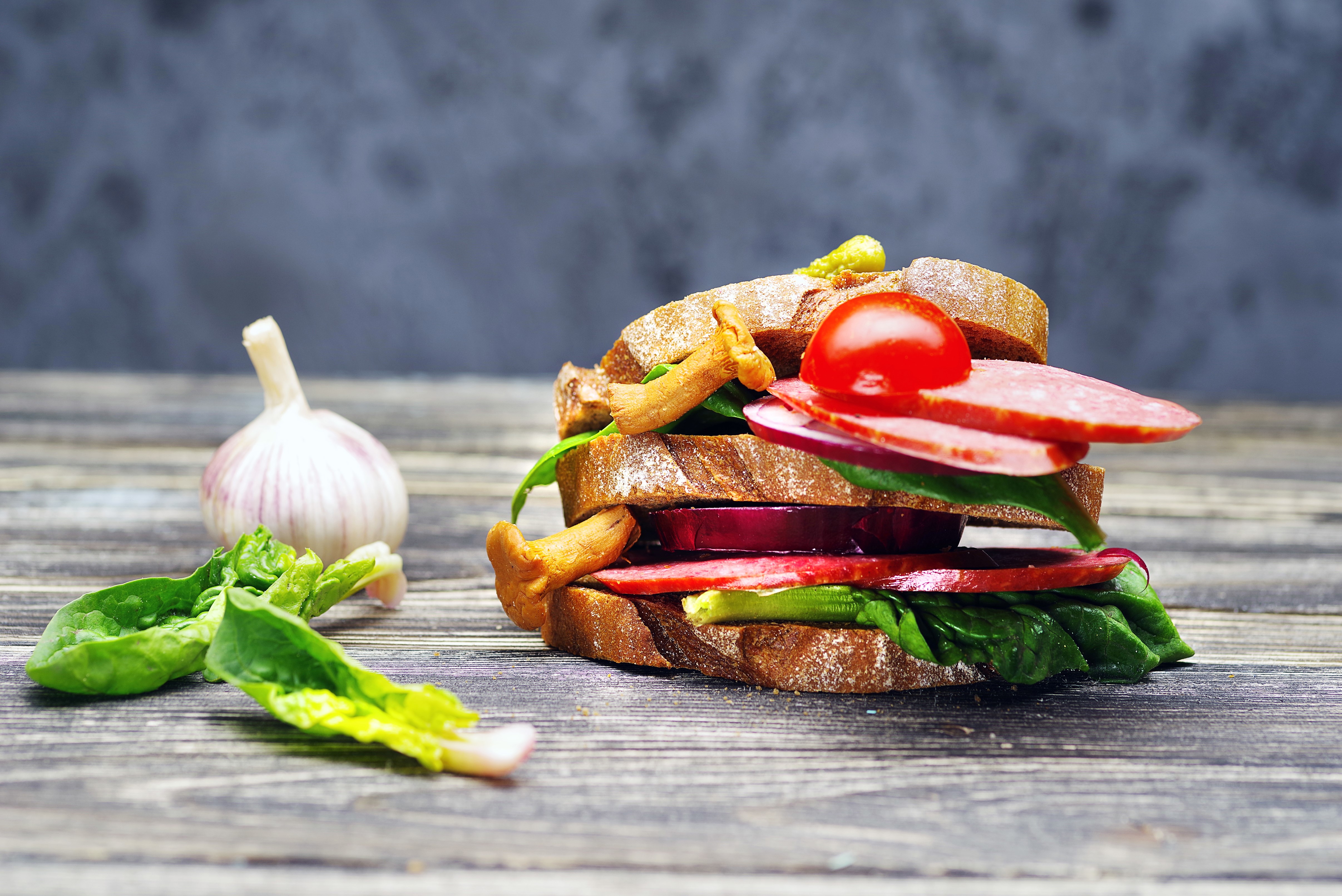 Sandwich with sausage, vegetables, and garlic HD Wallpaper