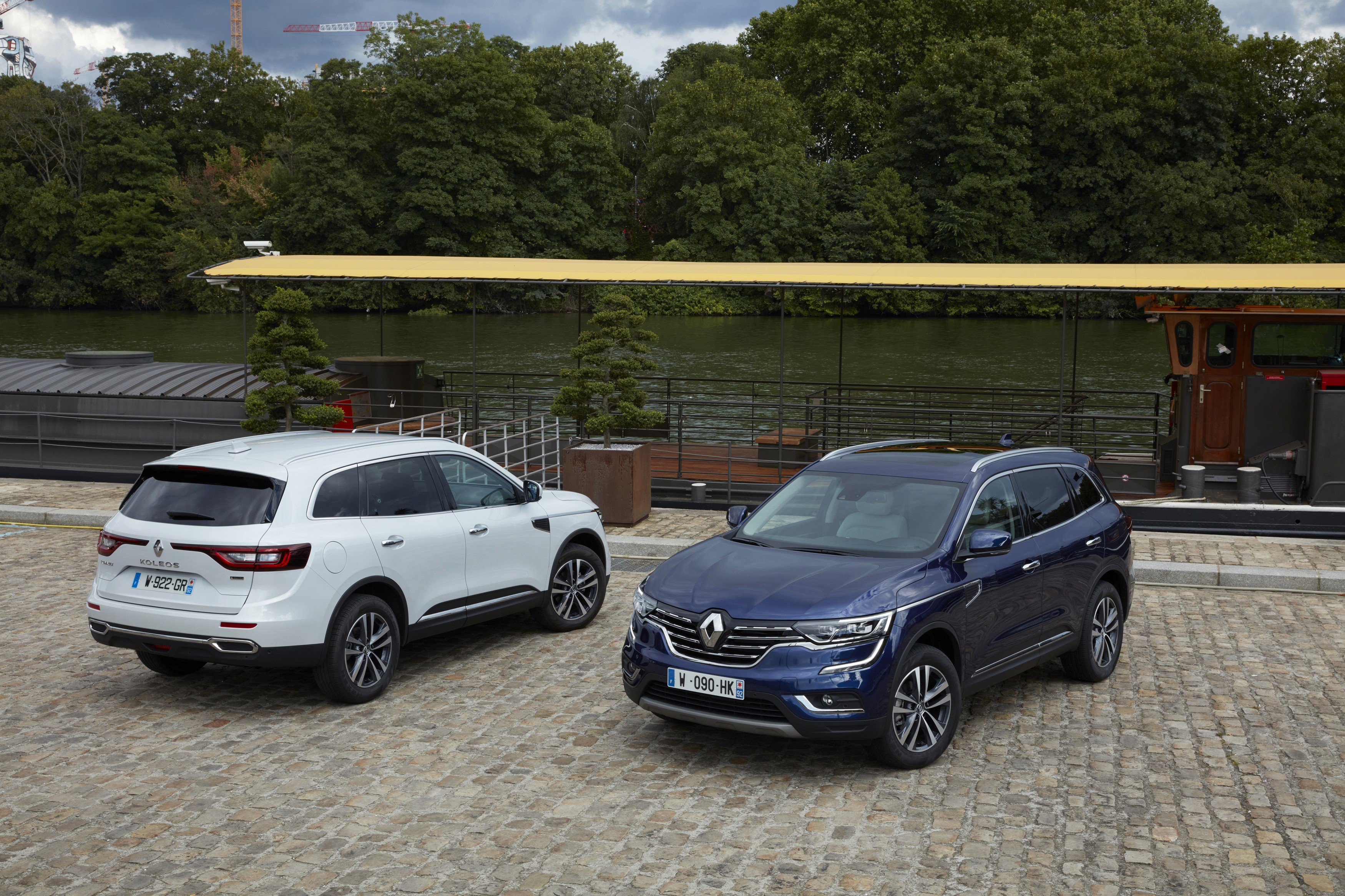 Two Renault Koleos SUVs parked by a river HD Wallpaper